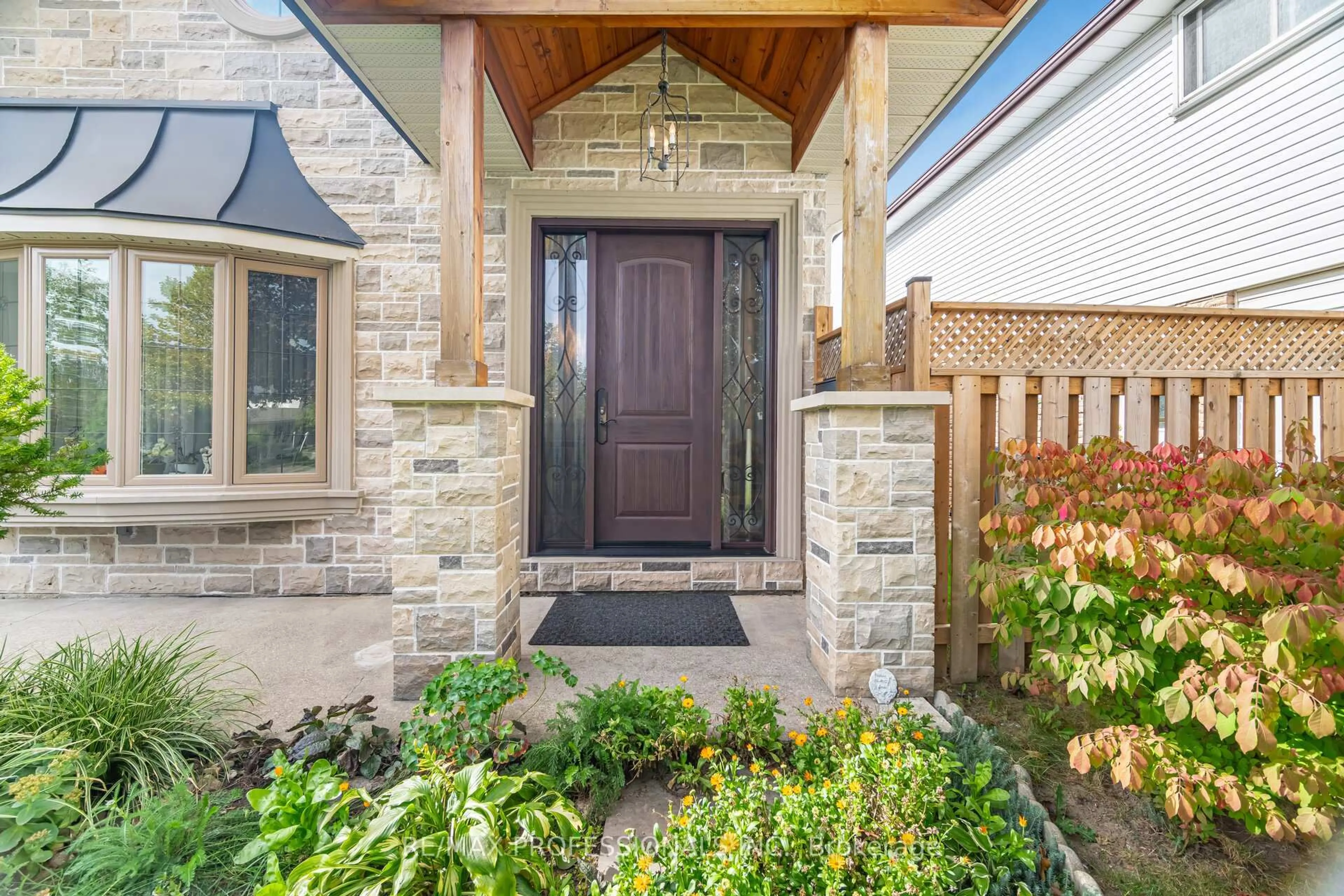 Indoor entryway for 3220 Rymal Rd, Mississauga Ontario L4Y 3B9