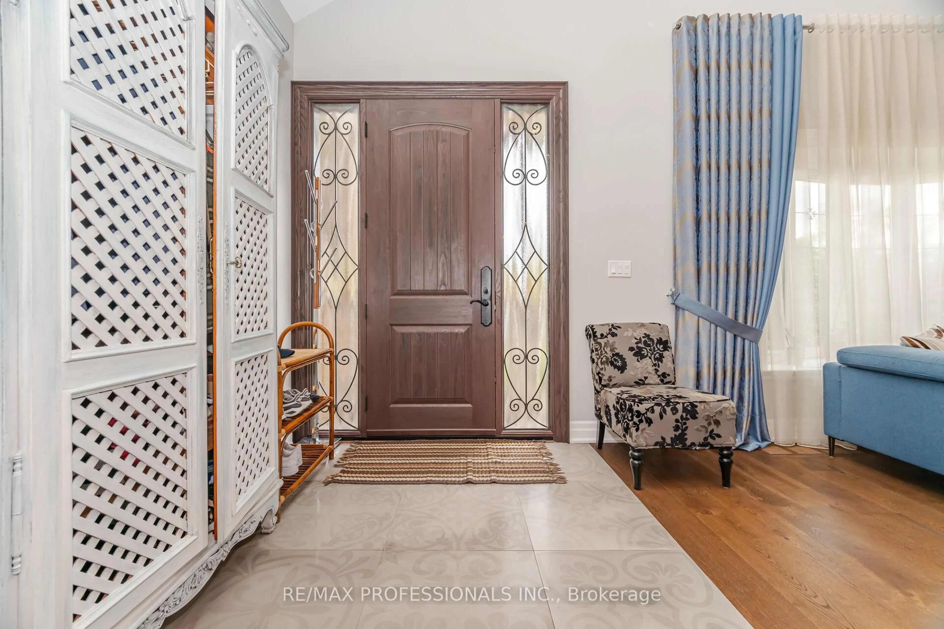 Indoor entryway for 3220 Rymal Rd, Mississauga Ontario L4Y 3B9