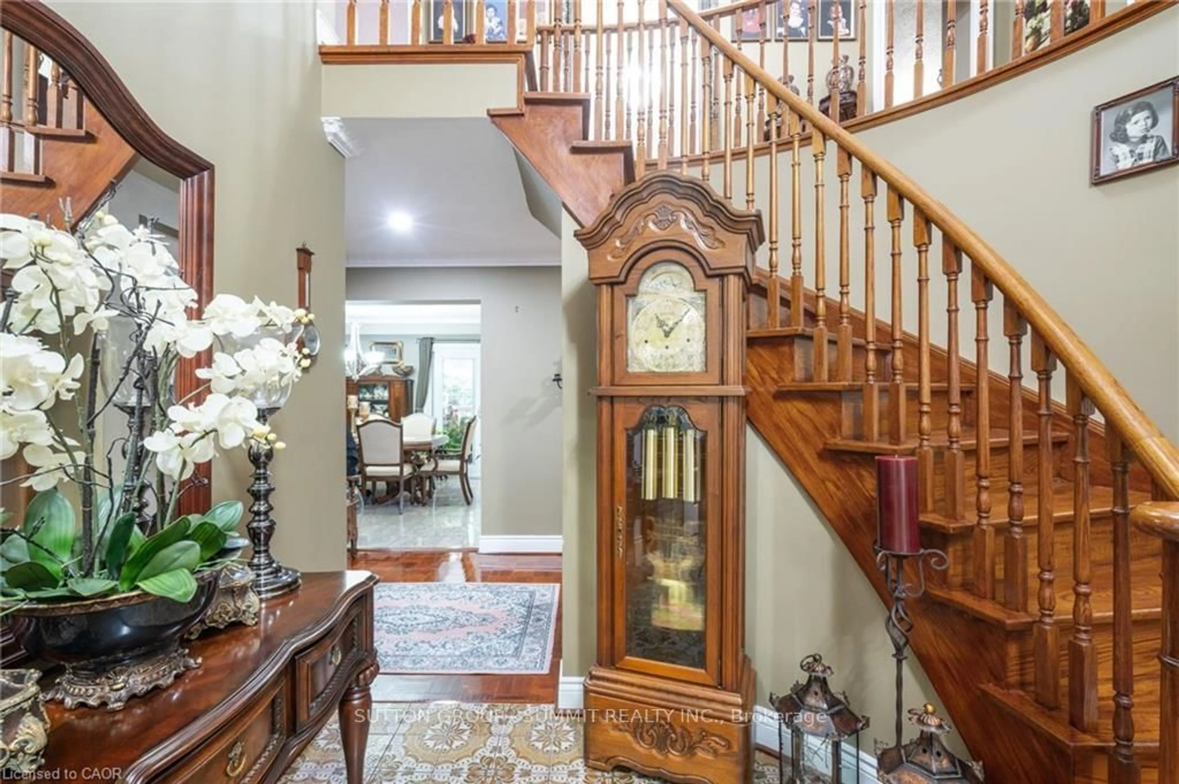Indoor foyer for 2545 Pollard Dr, Mississauga Ontario L5C 3G9