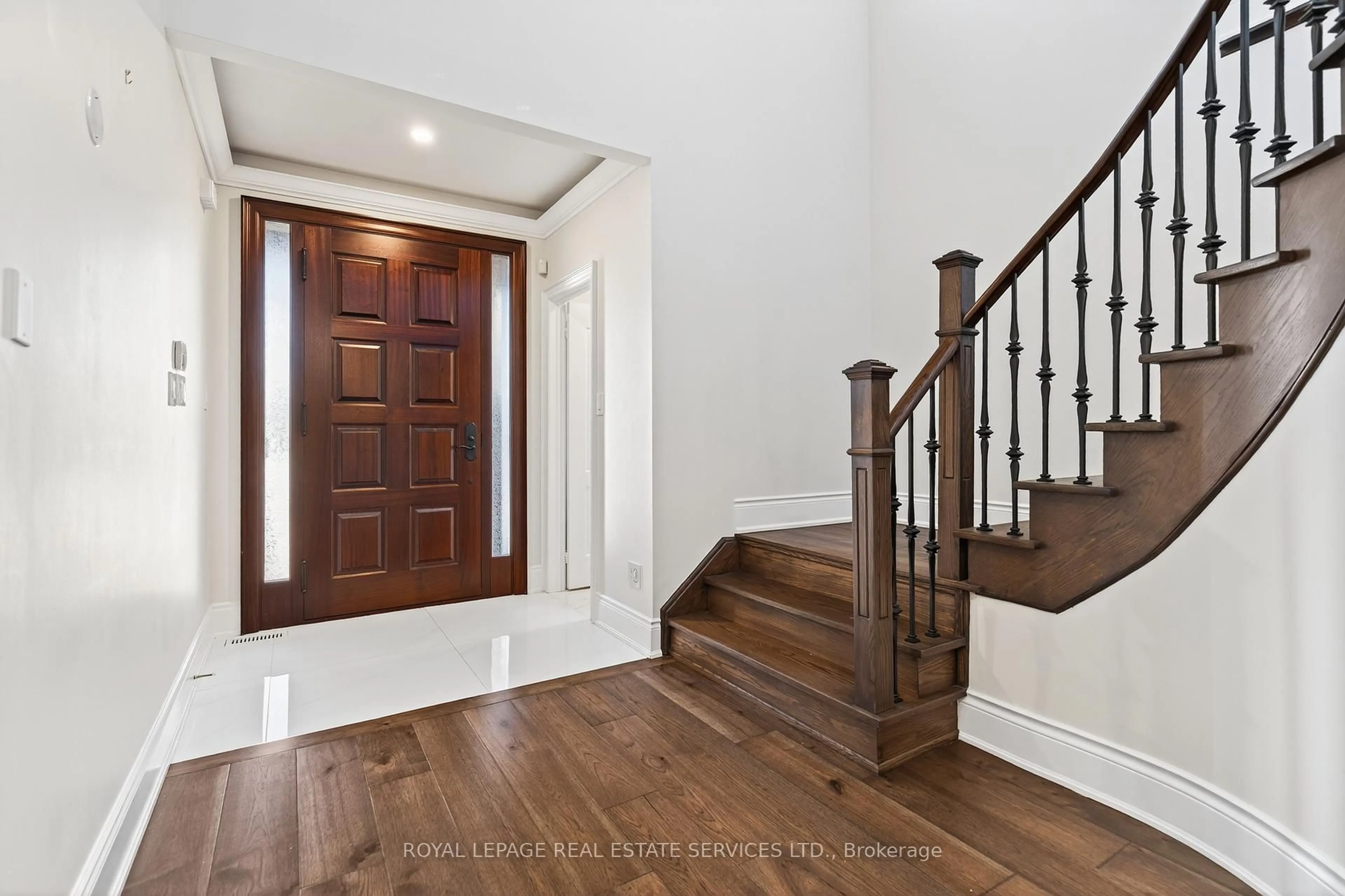 Indoor entryway for 2240 PINE GLEN Rd, Oakville Ontario L6M 0G5