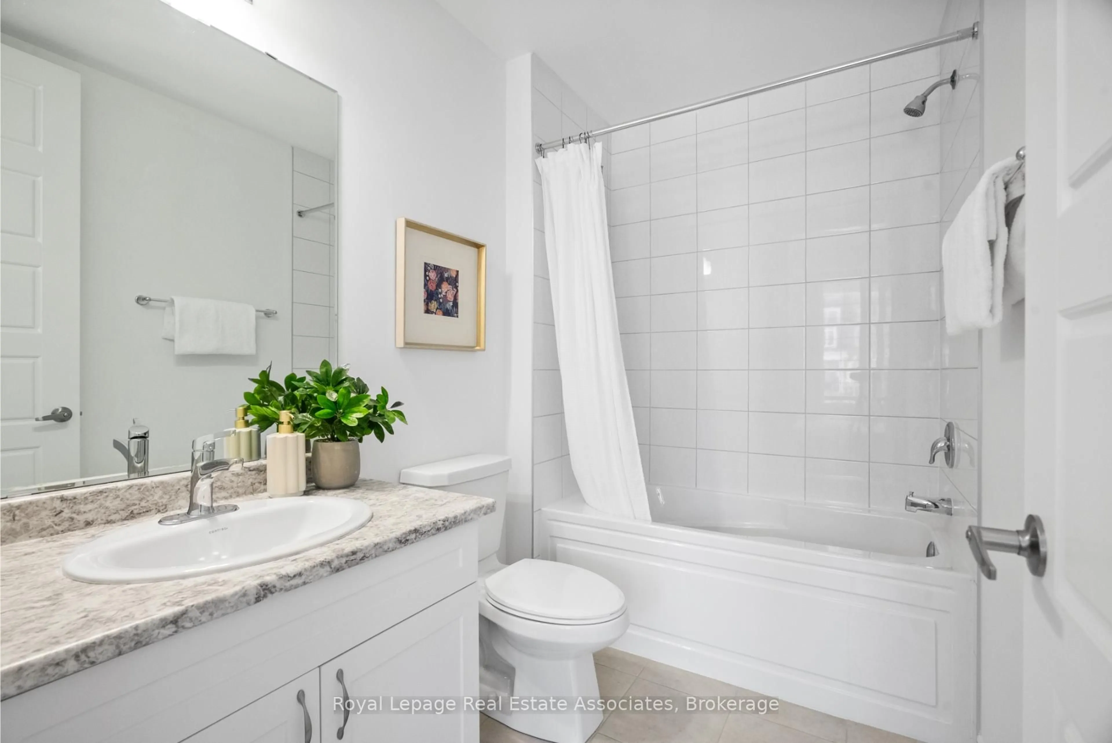 Standard bathroom, ceramic/tile floor for 11 Cullingtree Pl, Caledon Ontario L7C 4N7