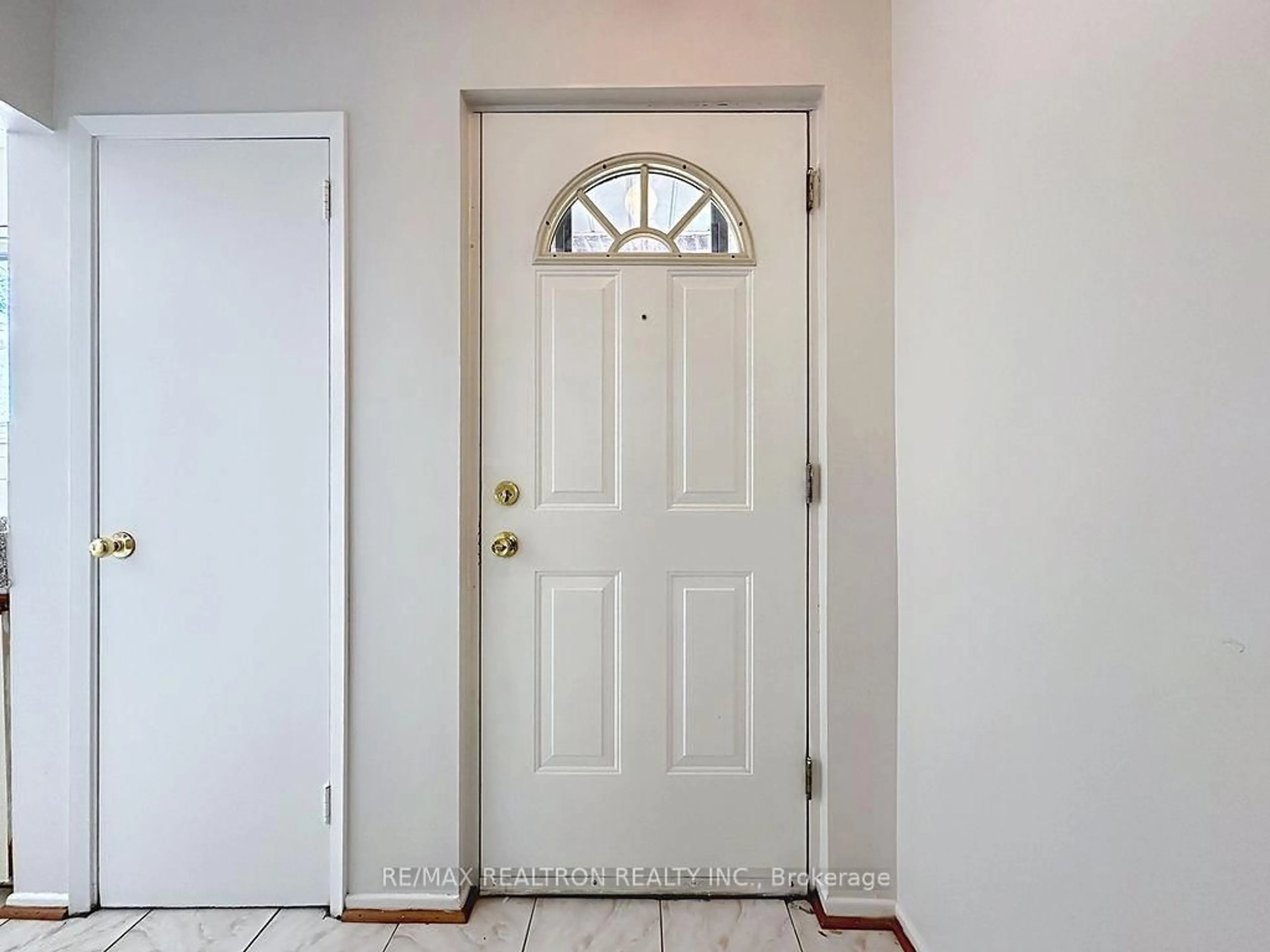 Indoor entryway for 368 Driftwood Ave #9, Toronto Ontario M3N 2P5