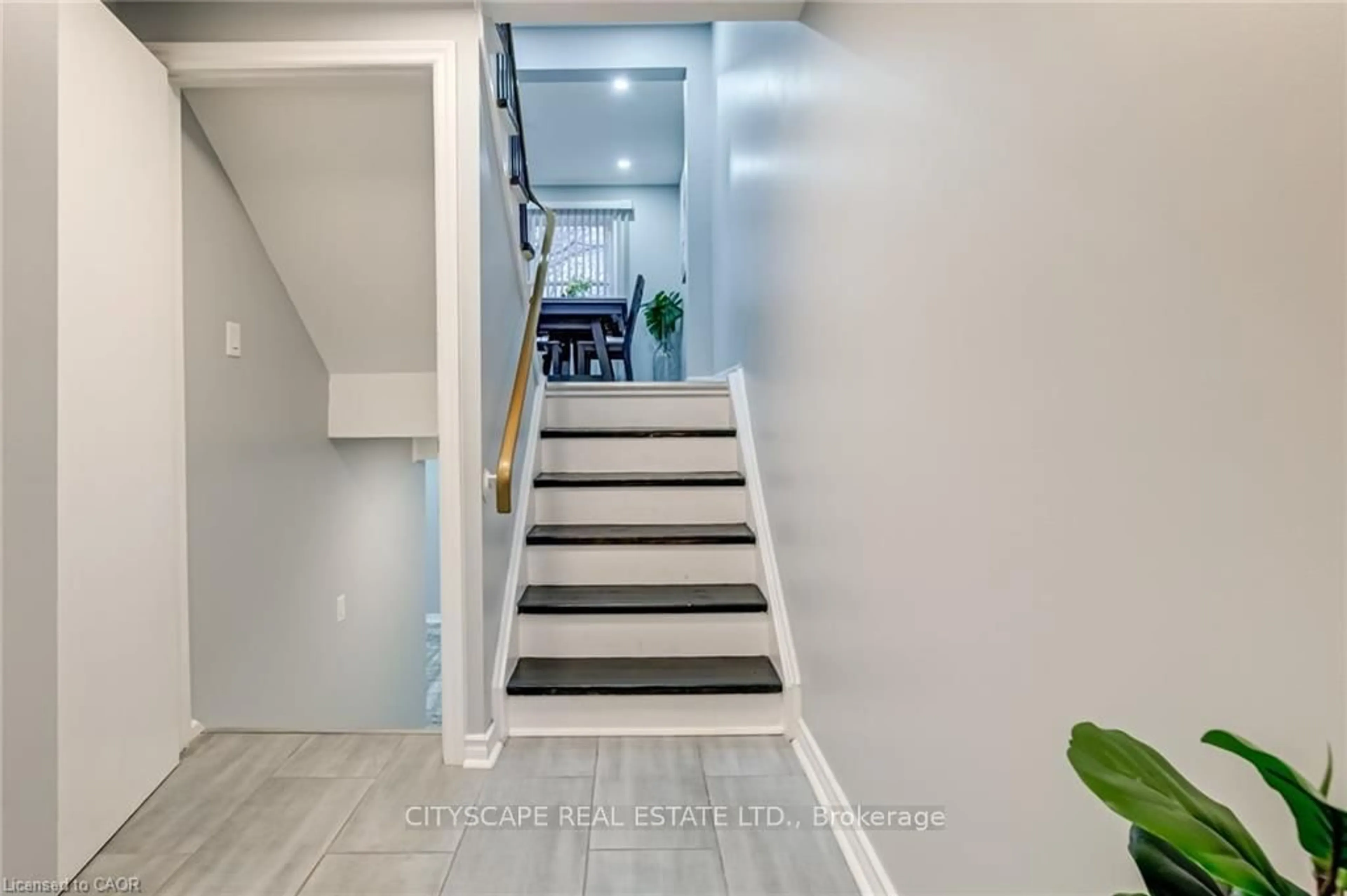 Indoor foyer for 30 Heslop Rd #17, Milton Ontario L9T 1B3