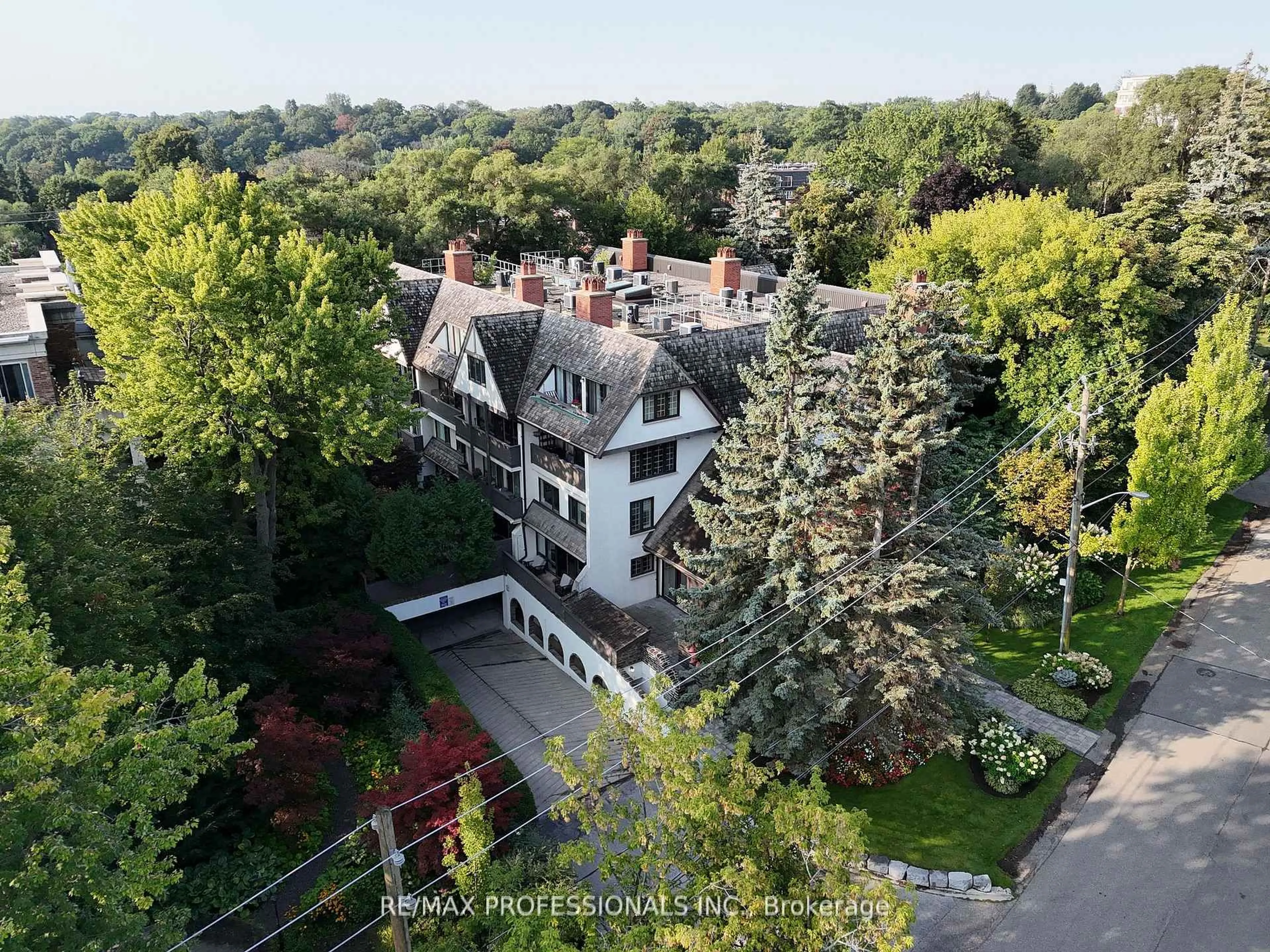 A pic from outside/outdoor area/front of a property/back of a property/a pic from drone, unknown for 71 Old Mill Rd #304, Toronto Ontario M8X 1G9