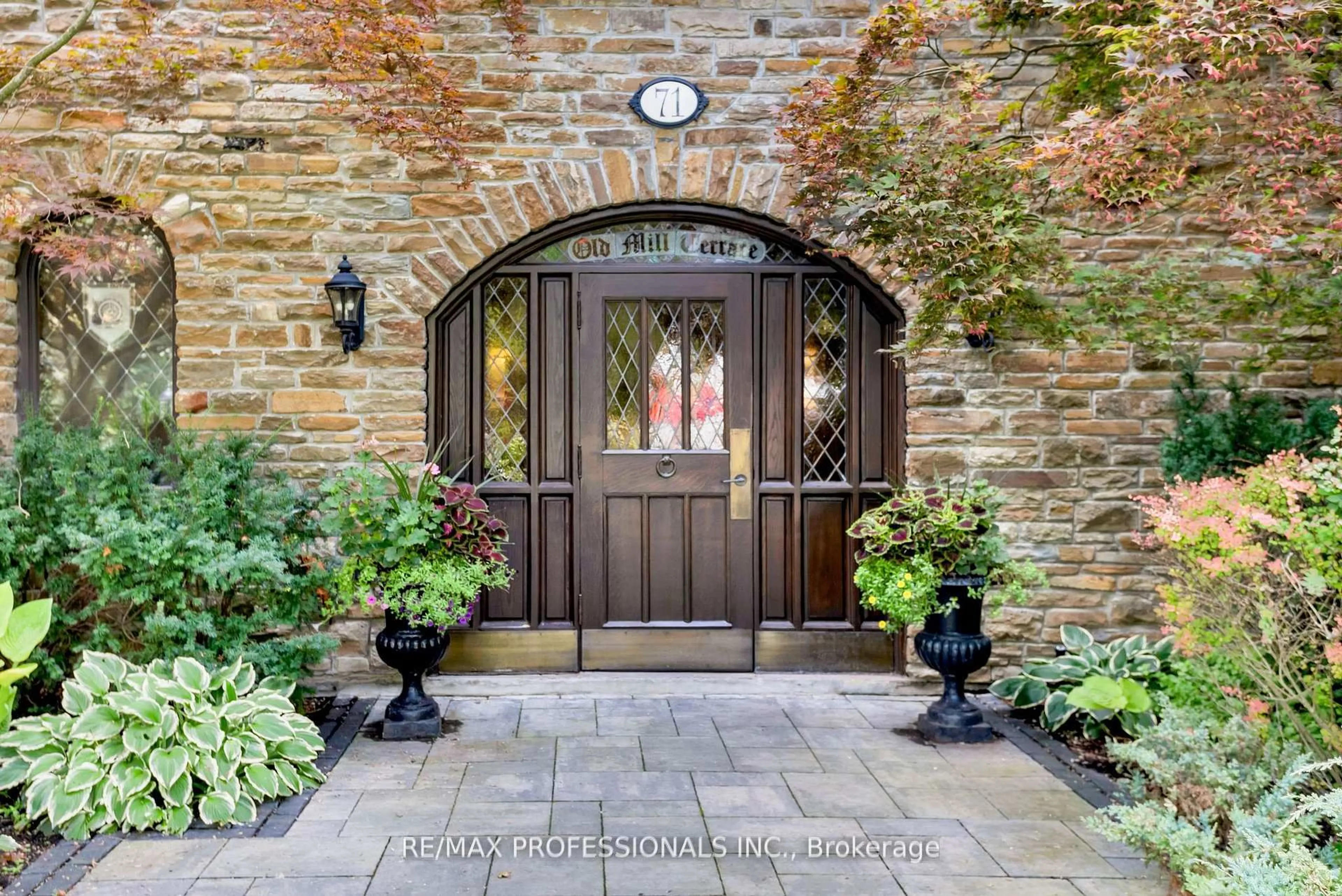 Indoor entryway for 71 Old Mill Rd #304, Toronto Ontario M8X 1G9