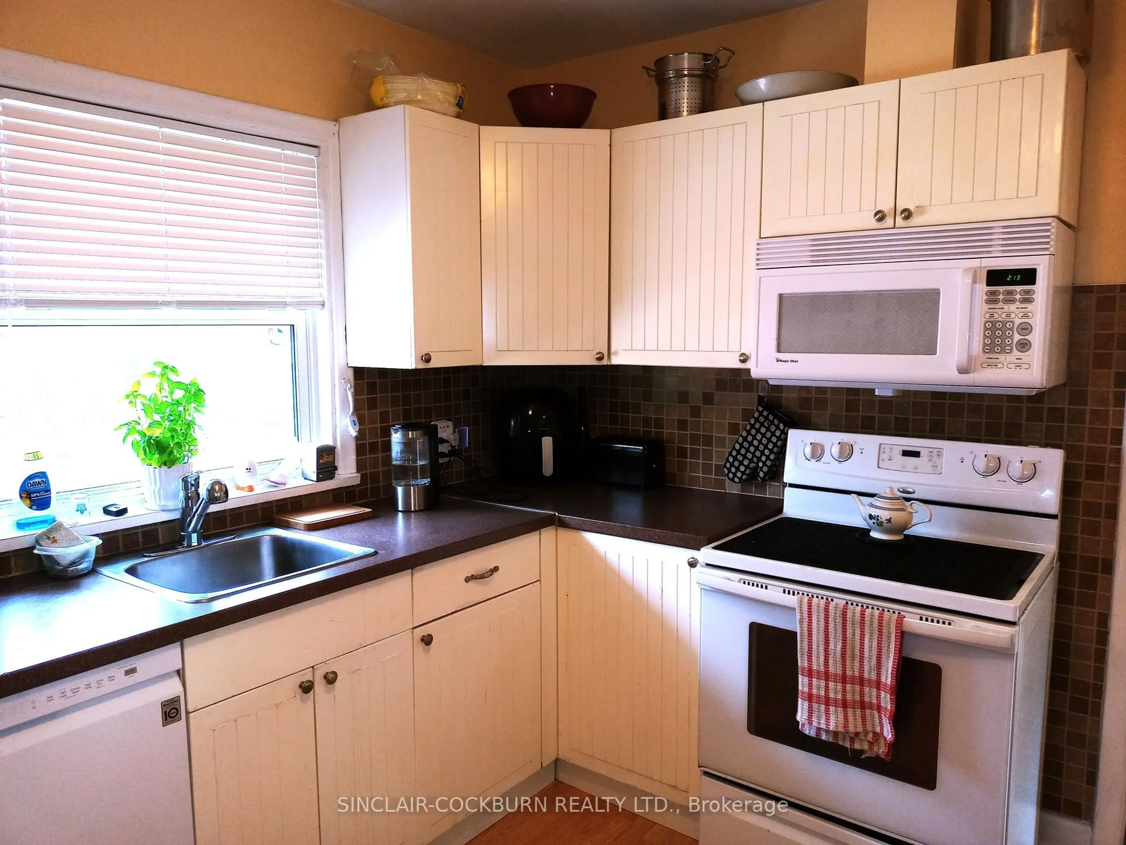 Standard kitchen, unknown for 18 Muskoka Ave, Toronto Ontario M8W 1H3