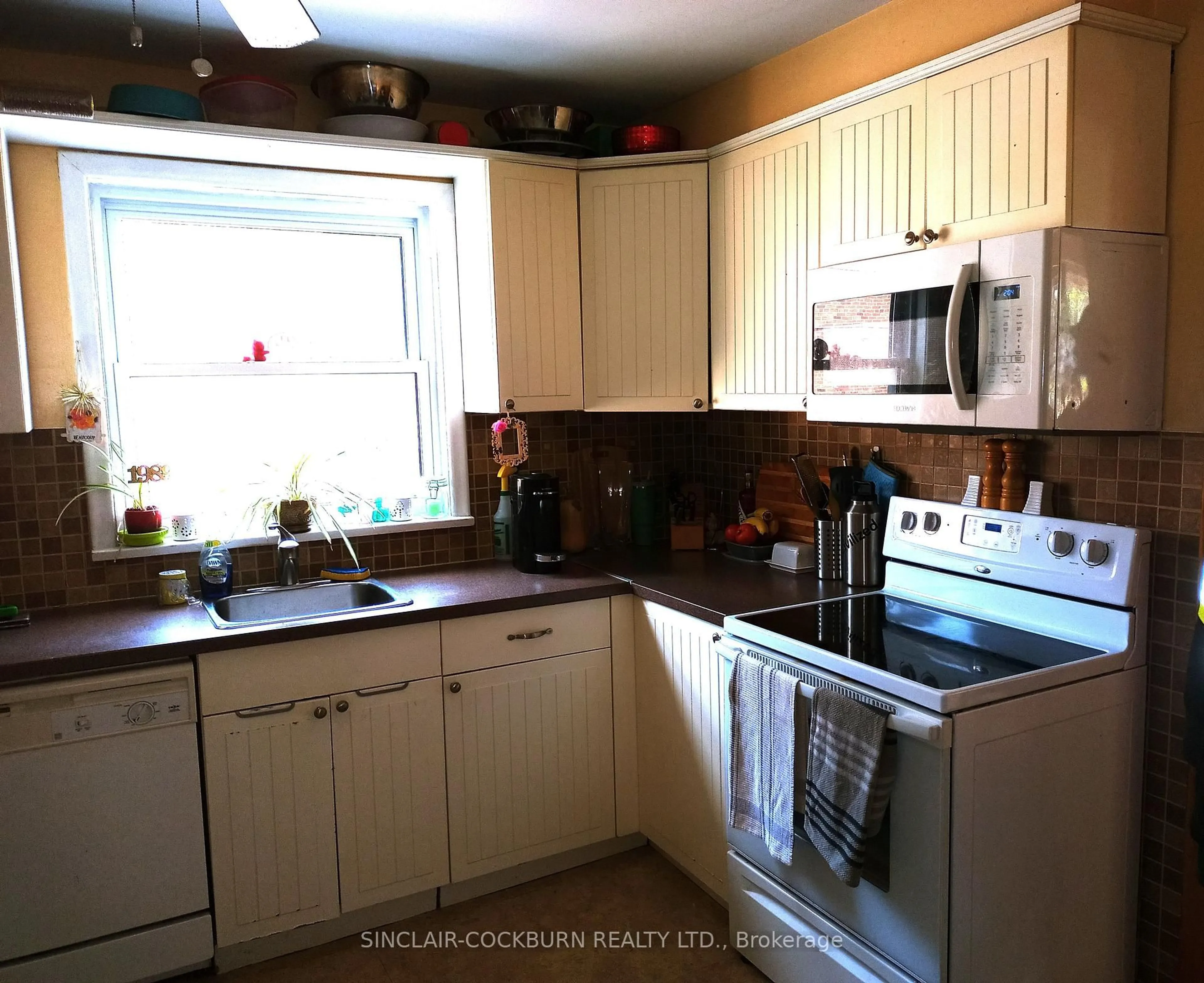 Standard kitchen, unknown for 18 Muskoka Ave, Toronto Ontario M8W 1H3