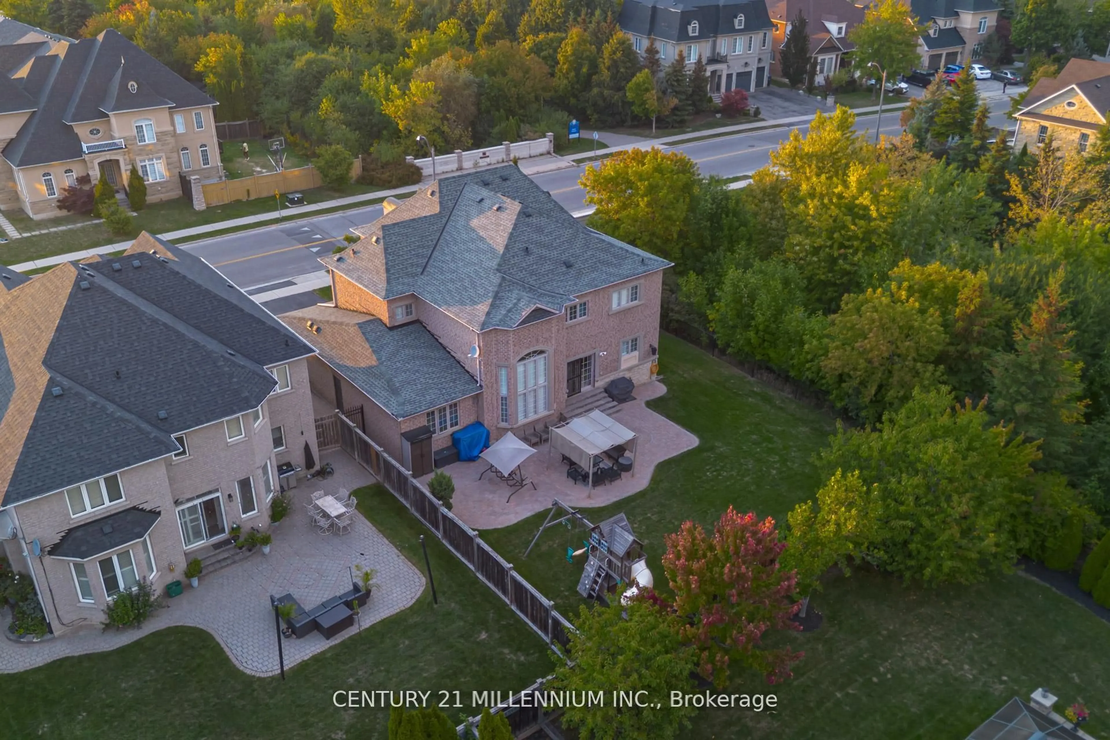 A pic from outside/outdoor area/front of a property/back of a property/a pic from drone, city buildings view from balcony for 29 EIffel Blvd, Brampton Ontario L6P 1W3