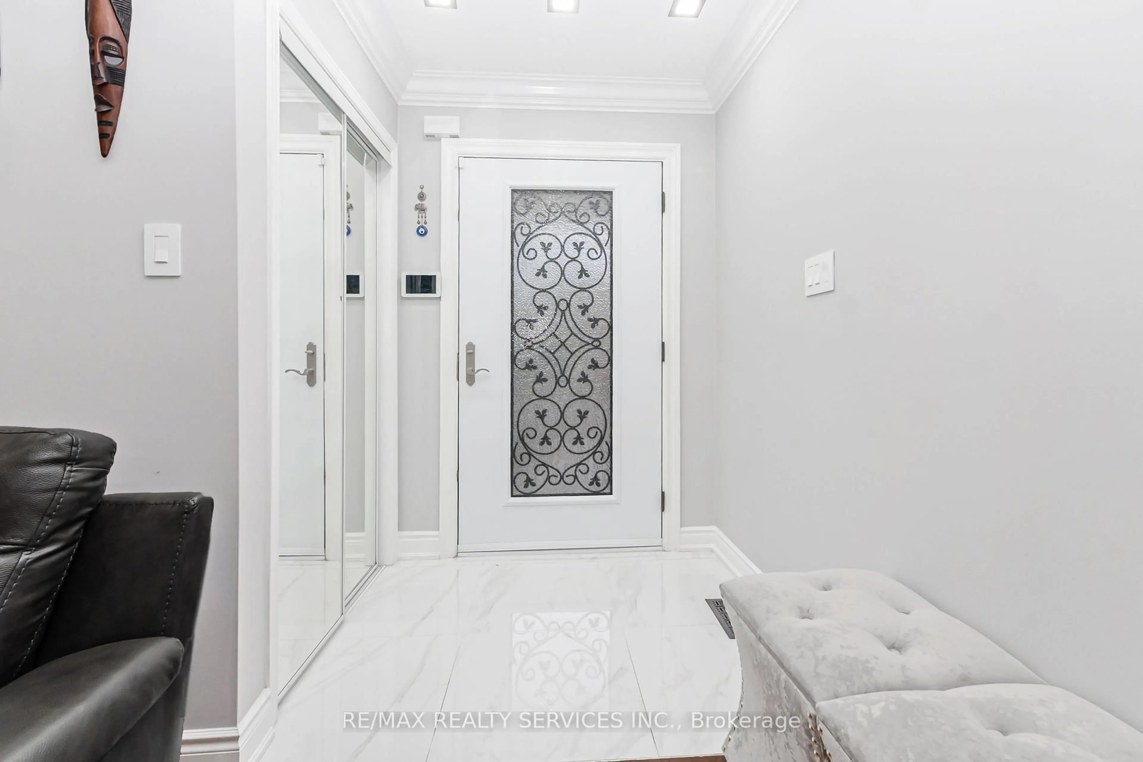 Indoor foyer for 14 Redfinch Way, Brampton Ontario L7A 2B3