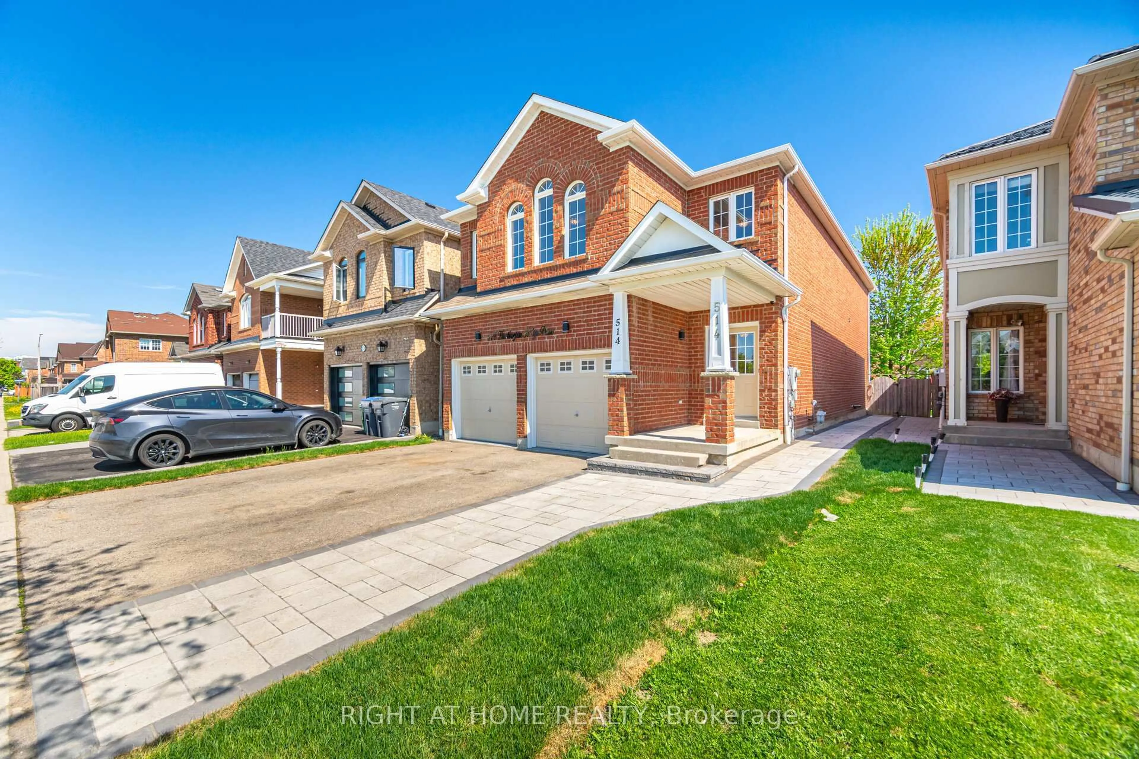Home with brick exterior material, street for 514 Huntington Ridge Dr, Mississauga Ontario L5R 2X7