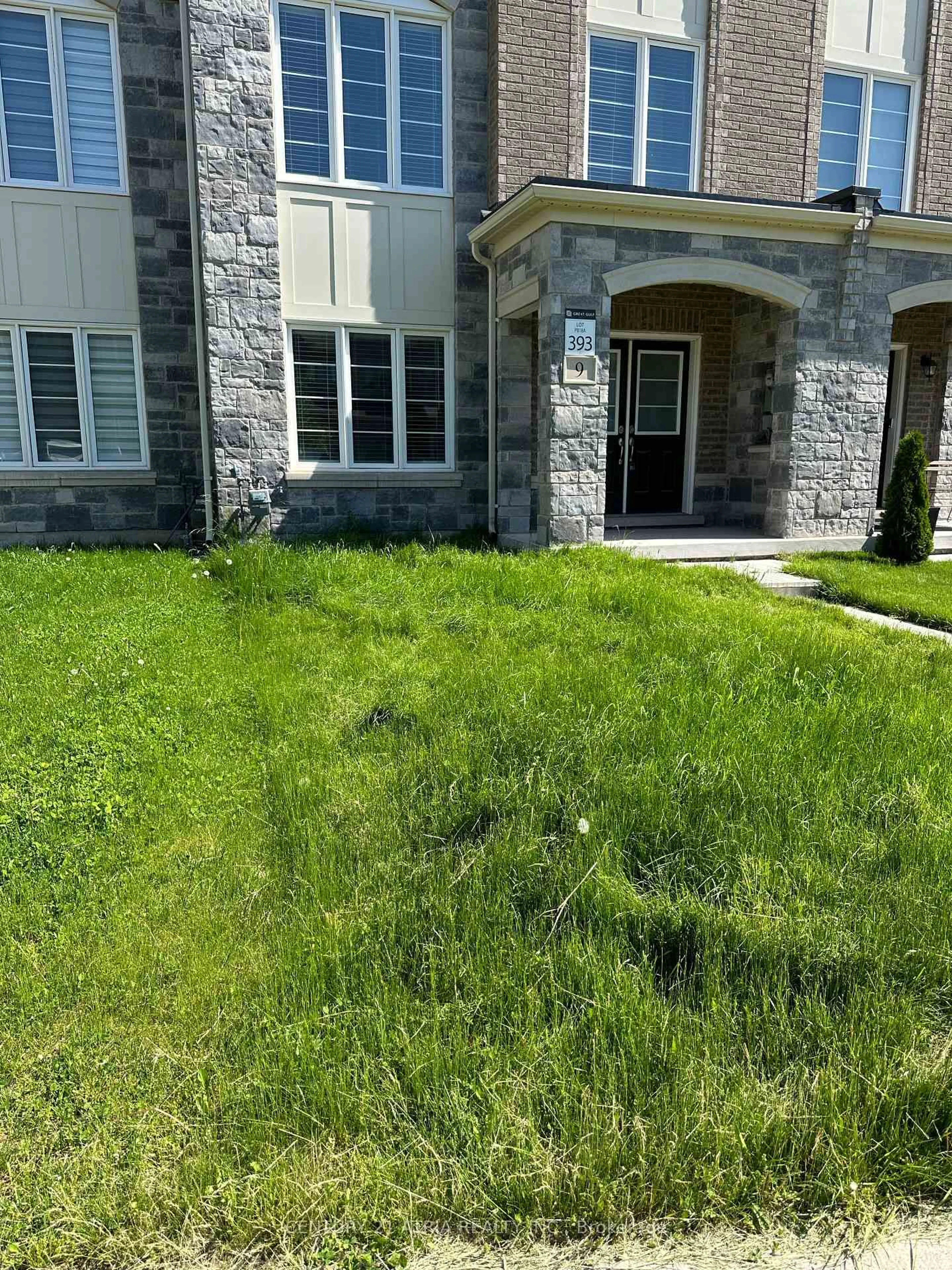 A pic from outside/outdoor area/front of a property/back of a property/a pic from drone, street for 9 Temple Manor Rd, Brampton Ontario L6Y 6C5
