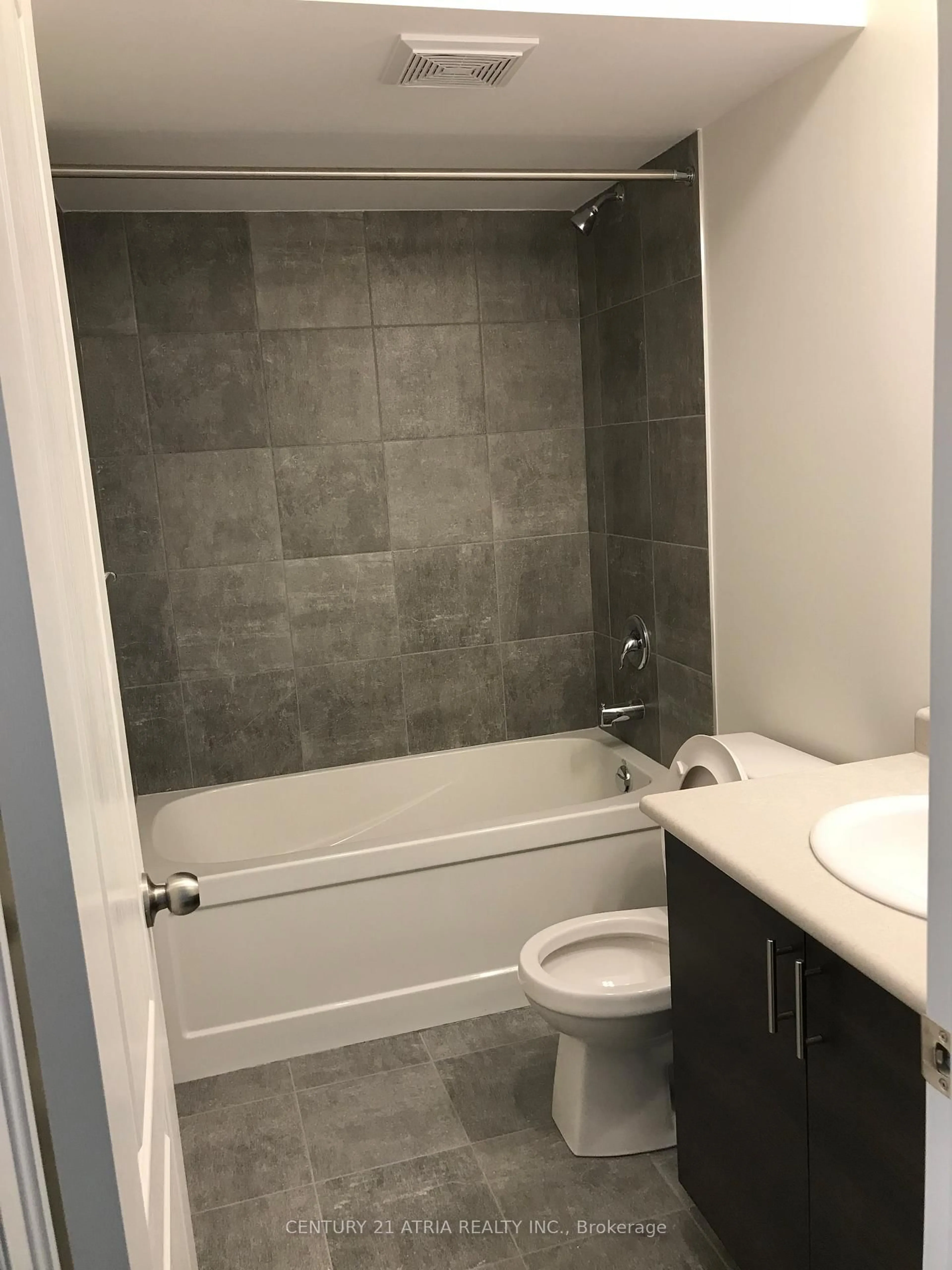 Standard bathroom, ceramic/tile floor for 9 Temple Manor Rd, Brampton Ontario L6Y 6C5