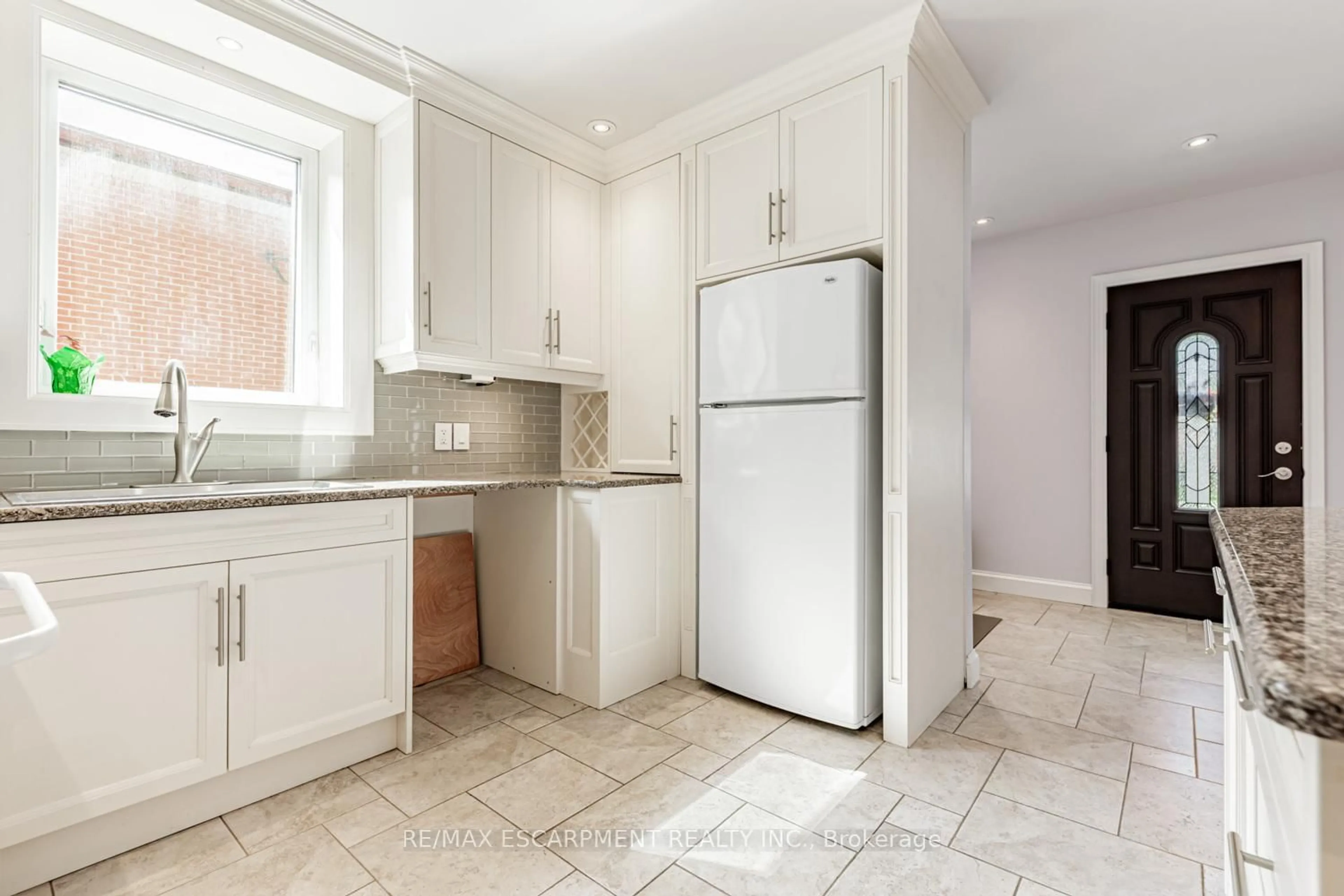 Standard kitchen, ceramic/tile floor for 19 Stock Ave, Toronto Ontario M8Z 5C3