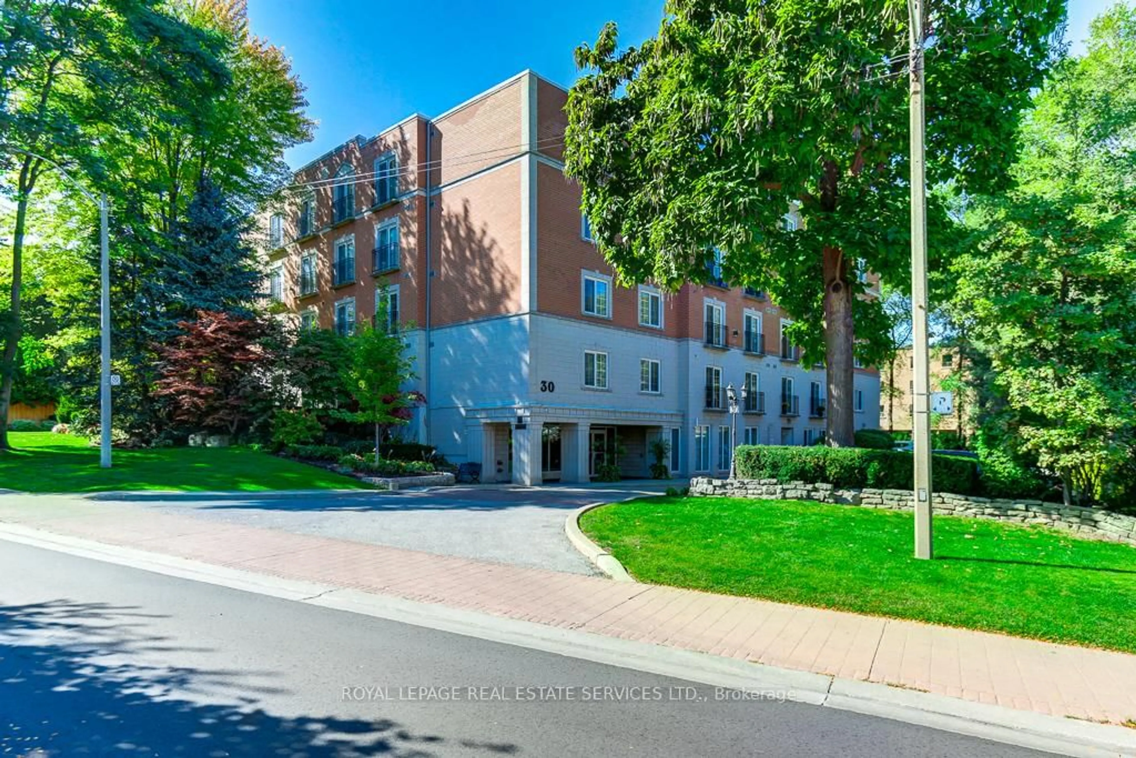 Patio, street for 30 Anglesey Blvd #101, Toronto Ontario M9A 3B5