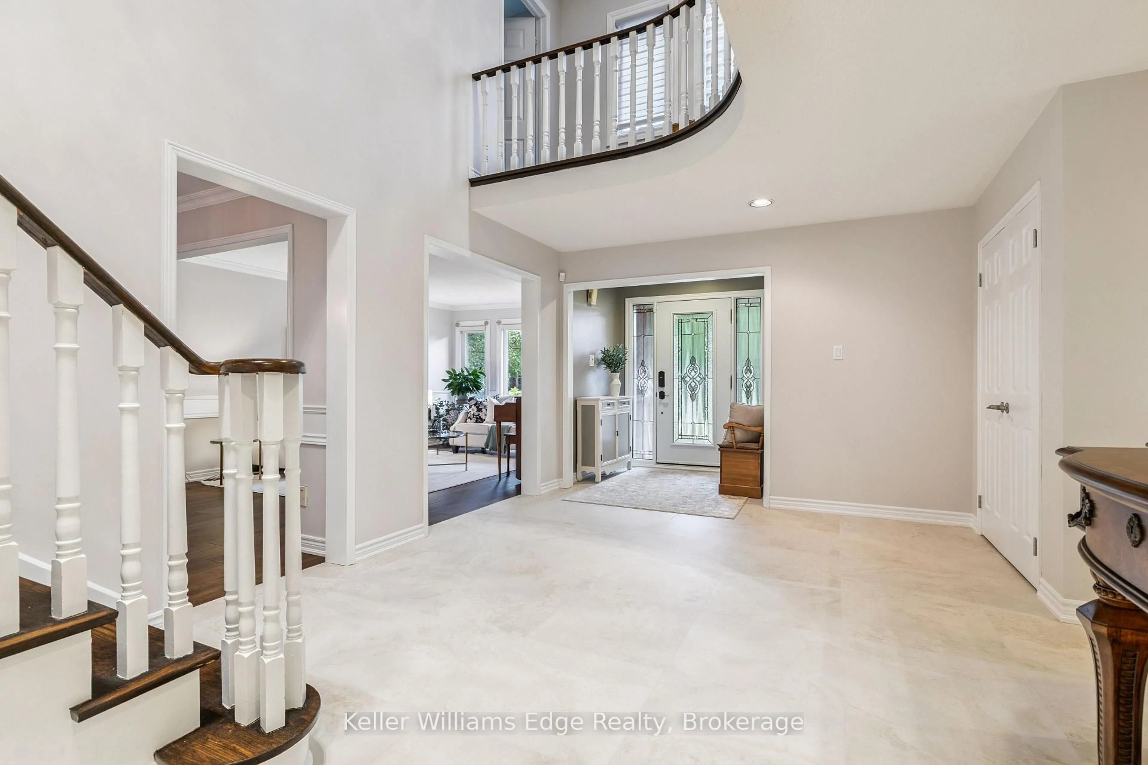 Indoor entryway for 1121 Manor Rd, Oakville Ontario L6M 1G3