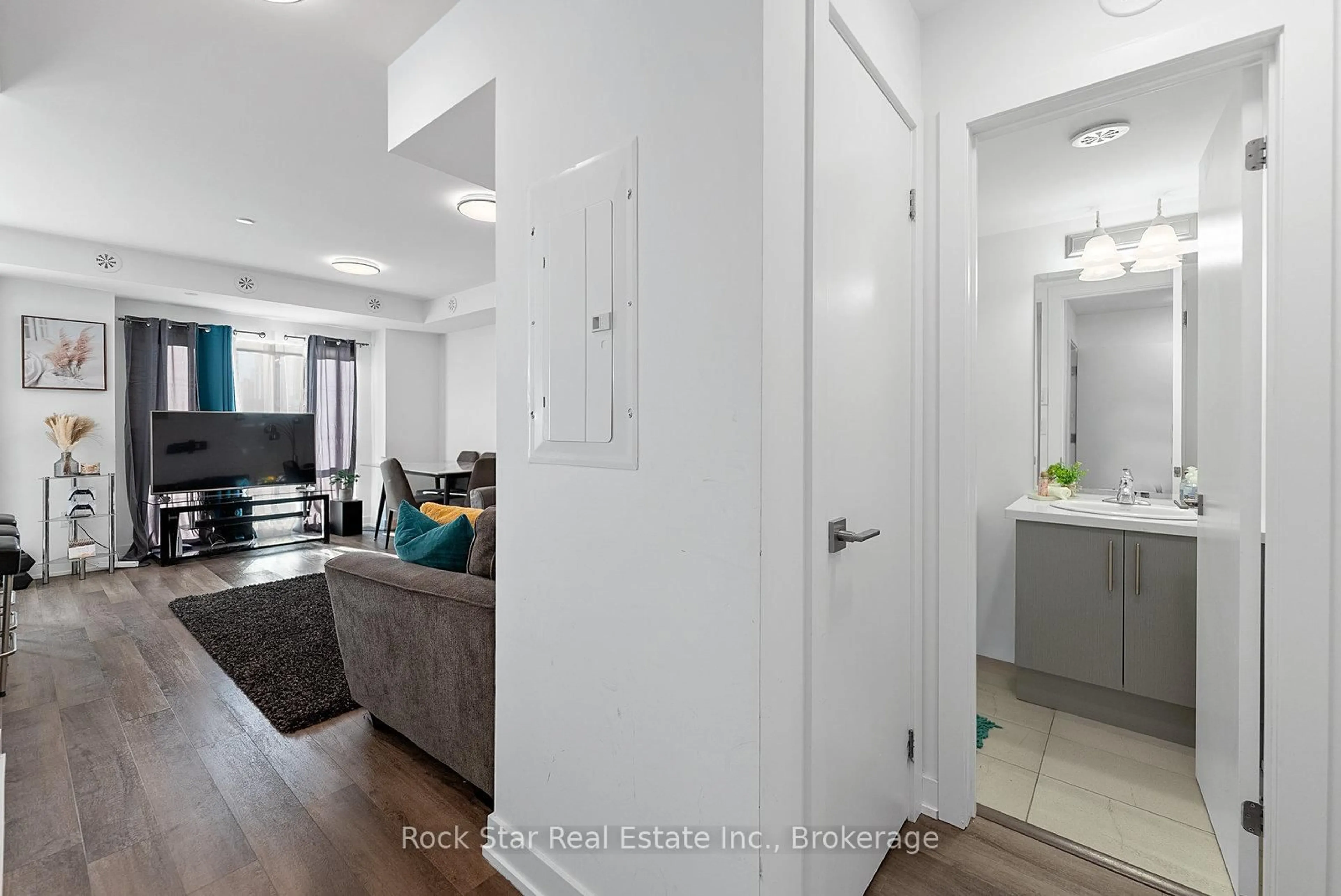 Indoor entryway for 185 Veterans Dr #5, Brampton Ontario L7A 5L2