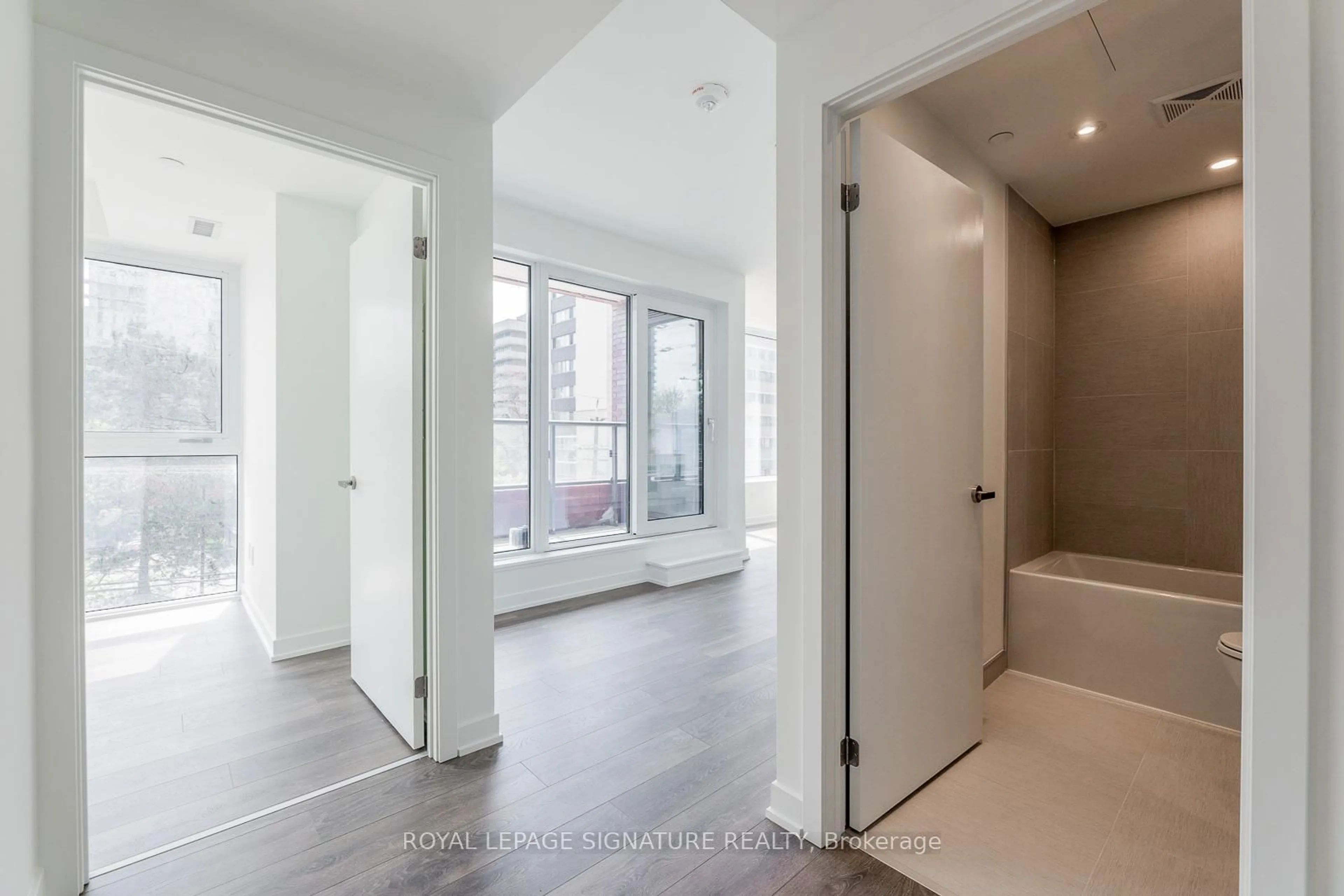 Indoor entryway for 28 Ann St #209, Mississauga Ontario L5G 3G1