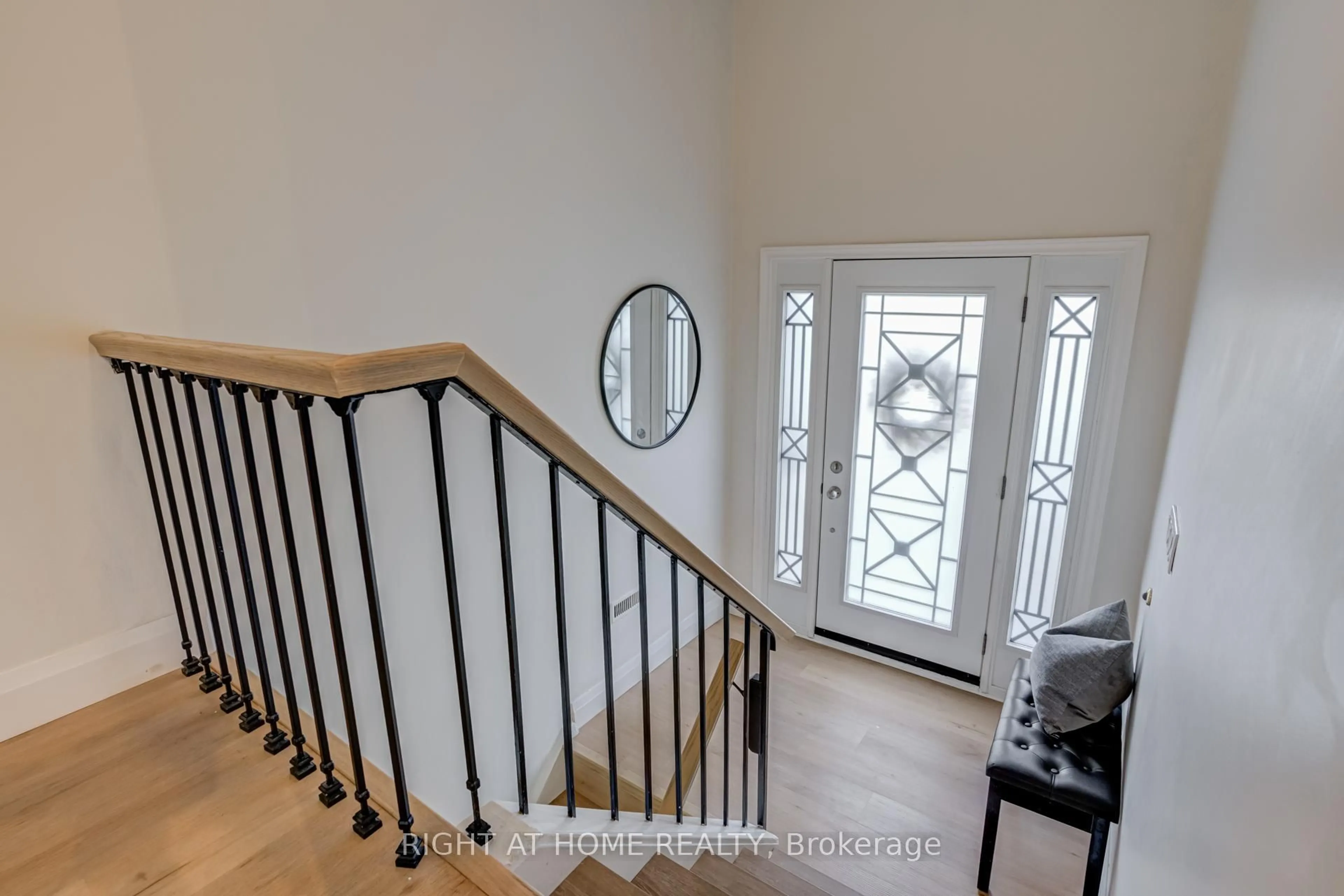Indoor entryway for 19 Jefferson Rd, Brampton Ontario L6S 2G6