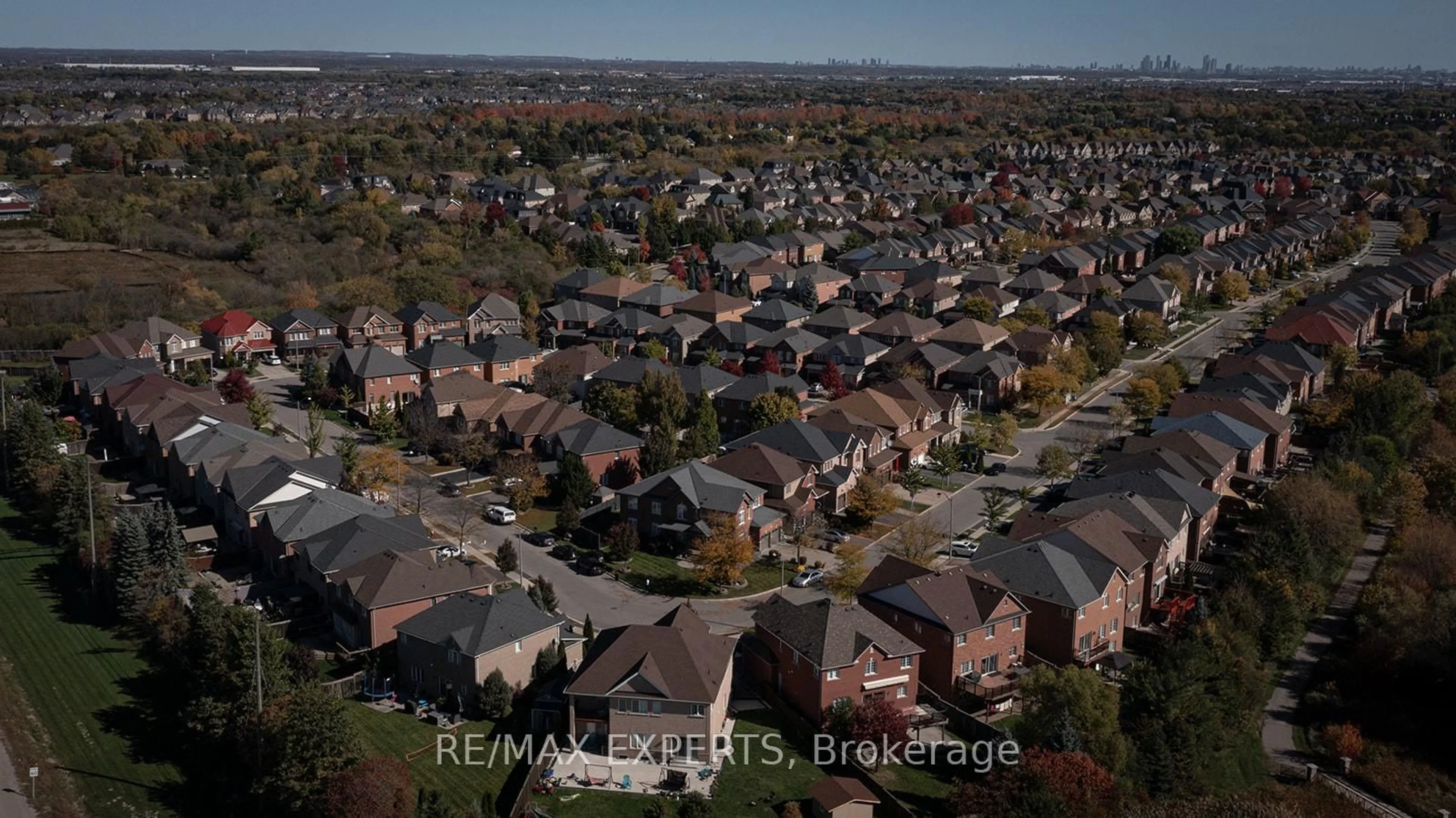 A pic from outside/outdoor area/front of a property/back of a property/a pic from drone, street for 34 Laurentide Cres, Brampton Ontario L6P 1Y4