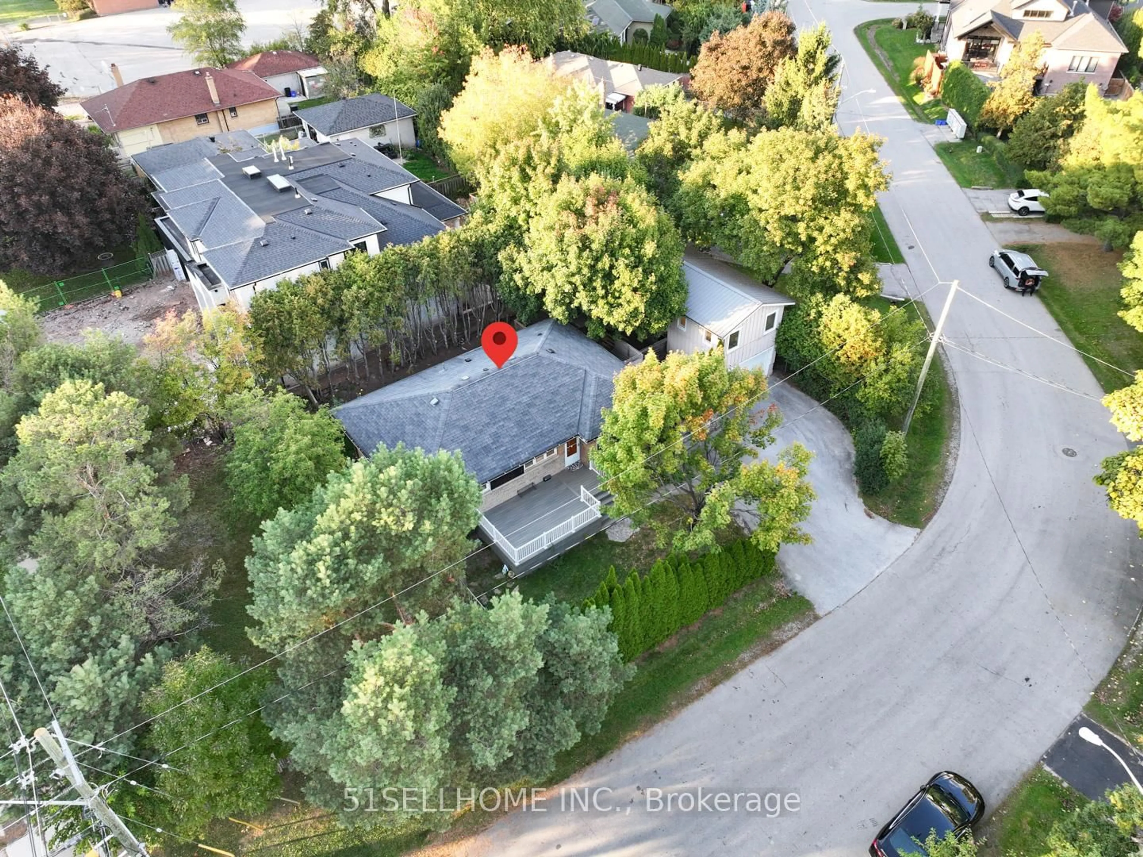 A pic from outside/outdoor area/front of a property/back of a property/a pic from drone, street for 615 Parkside Dr, Oakville Ontario L6K 1P6