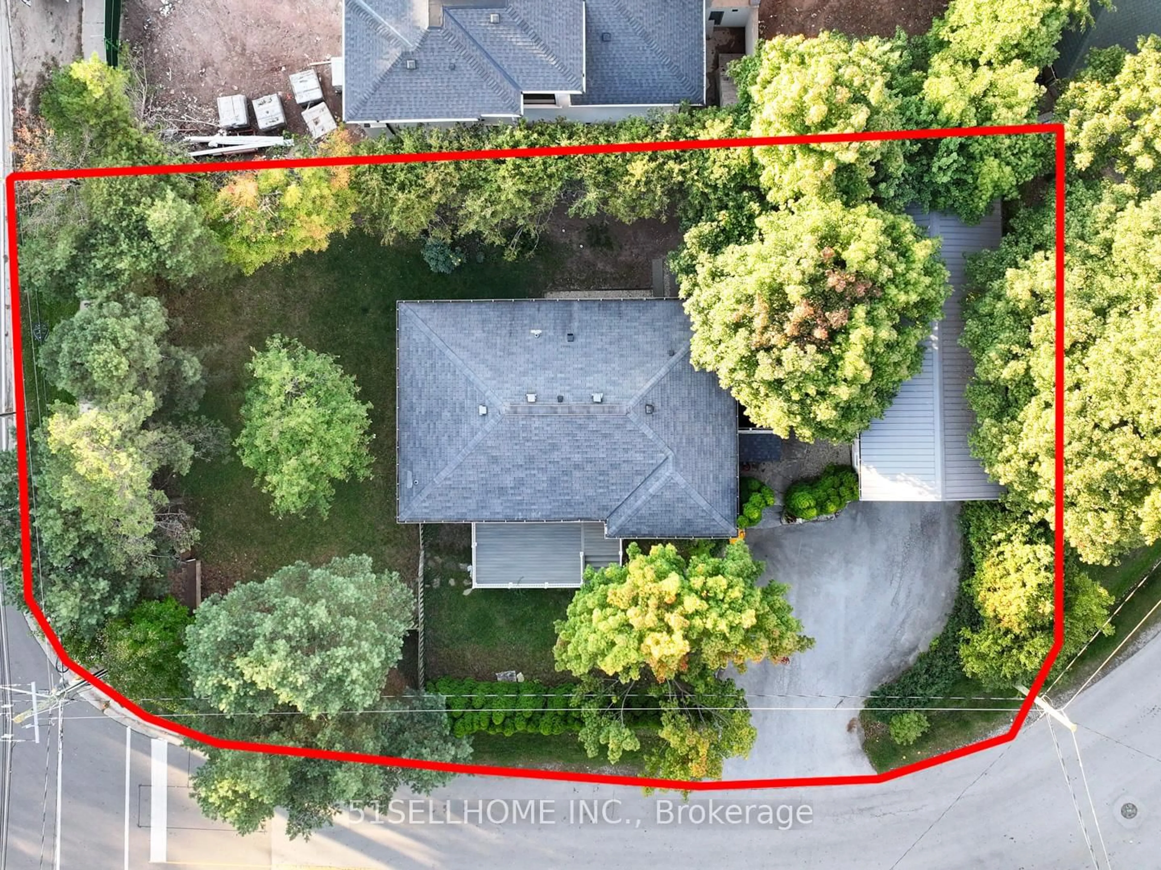 A pic from outside/outdoor area/front of a property/back of a property/a pic from drone, street for 615 Parkside Dr, Oakville Ontario L6K 1P6