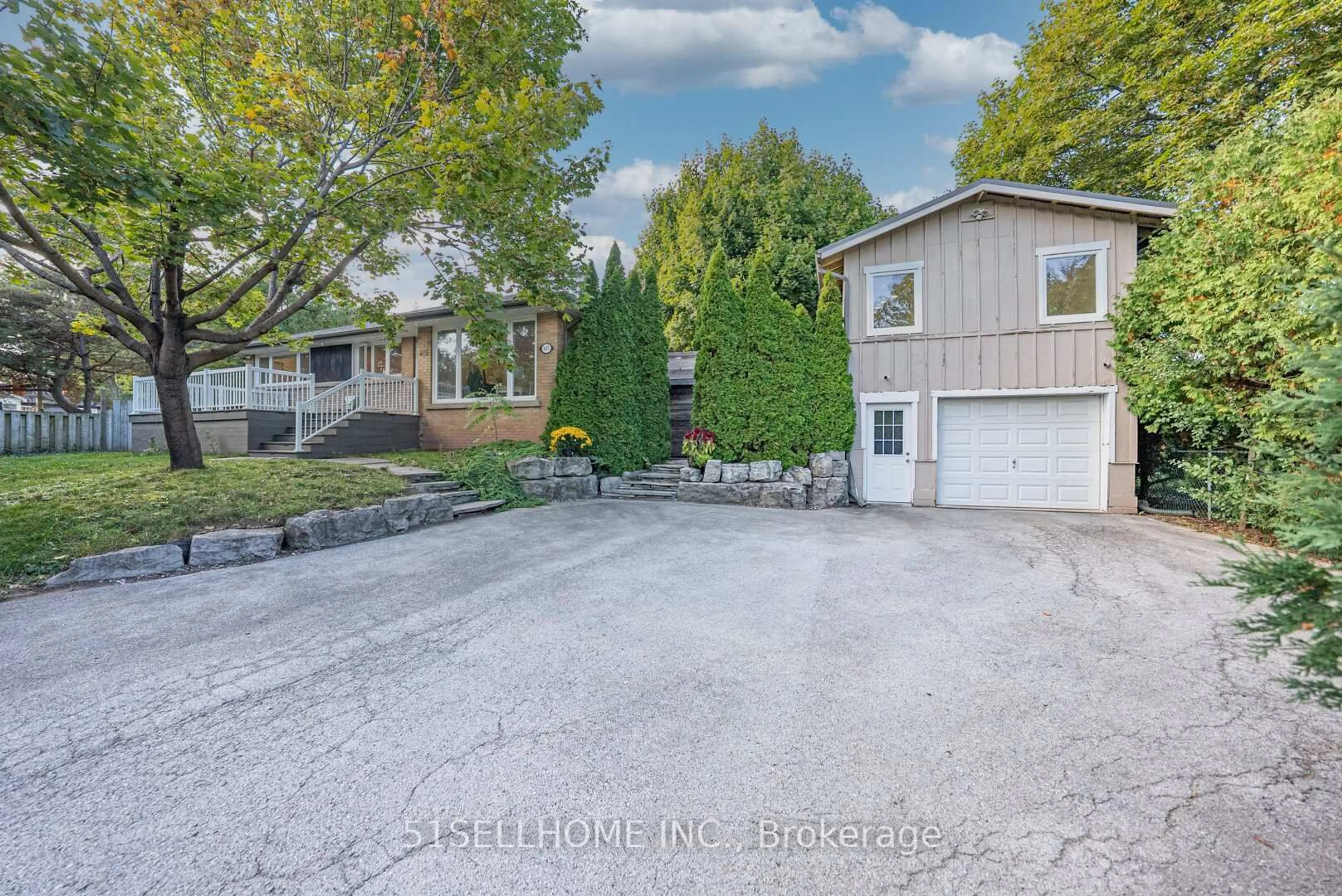 A pic from outside/outdoor area/front of a property/back of a property/a pic from drone, street for 615 Parkside Dr, Oakville Ontario L6K 1P6