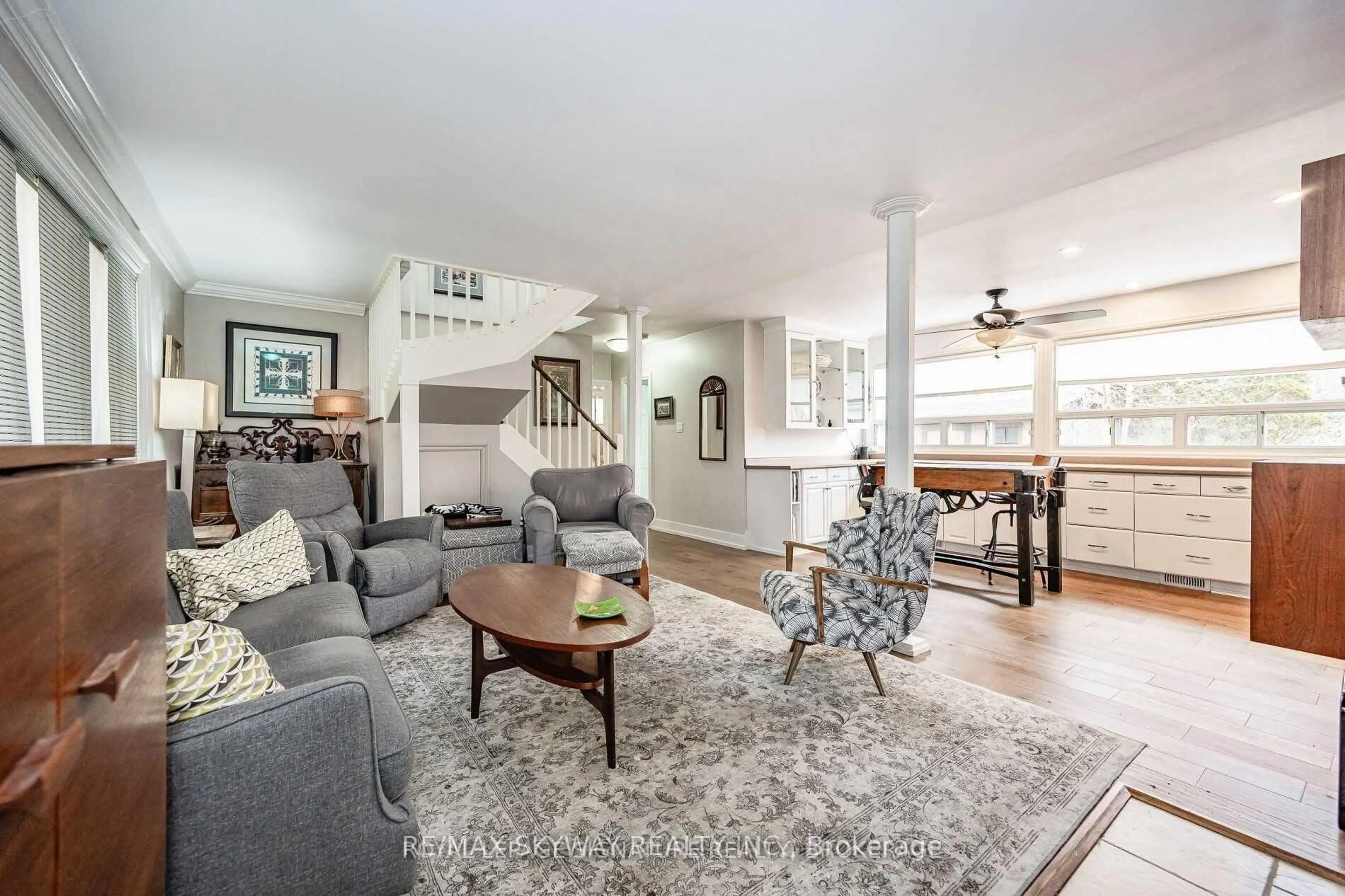 Living room with furniture, unknown for 25 Mineola Rd, Mississauga Ontario L5G 2E3