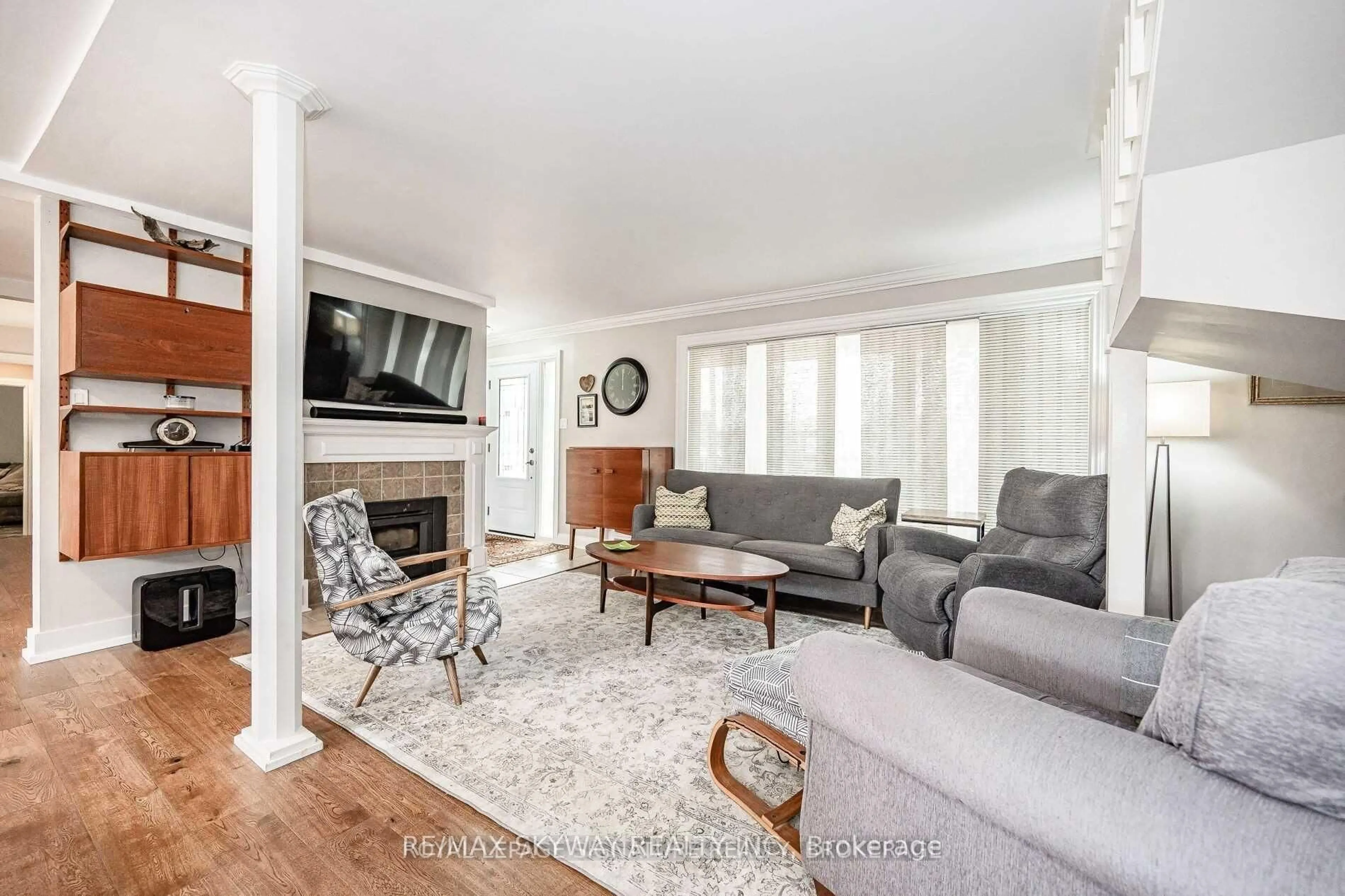 Living room with furniture, unknown for 25 Mineola Rd, Mississauga Ontario L5G 2E3