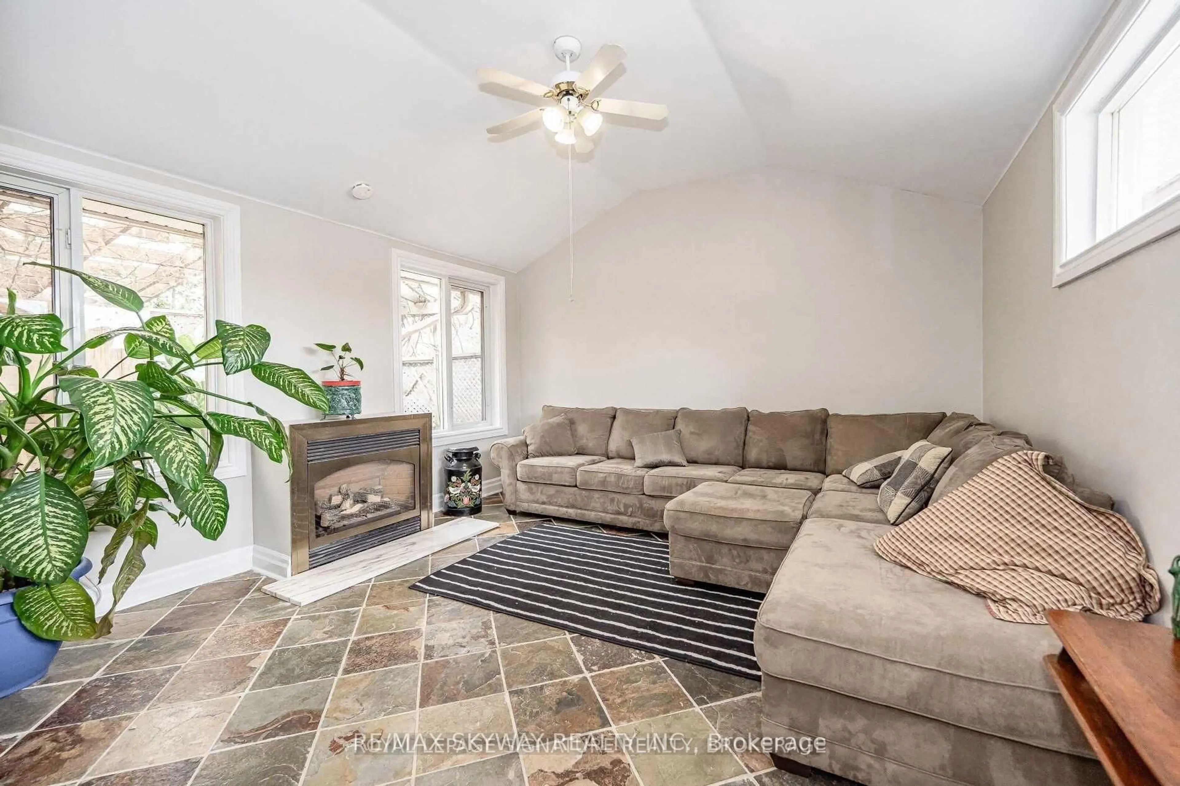 Living room with furniture, unknown for 25 Mineola Rd, Mississauga Ontario L5G 2E3