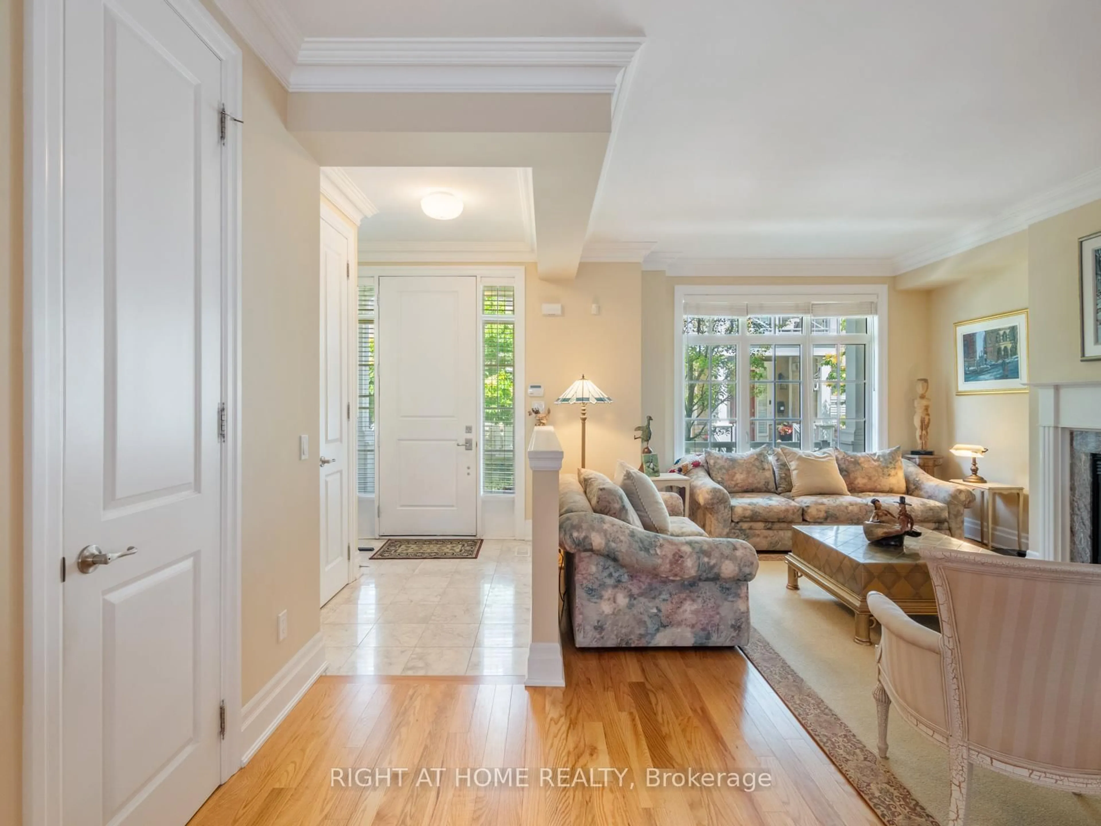 Indoor entryway for 2369 Ontario St #26, Oakville Ontario L6L 1A6