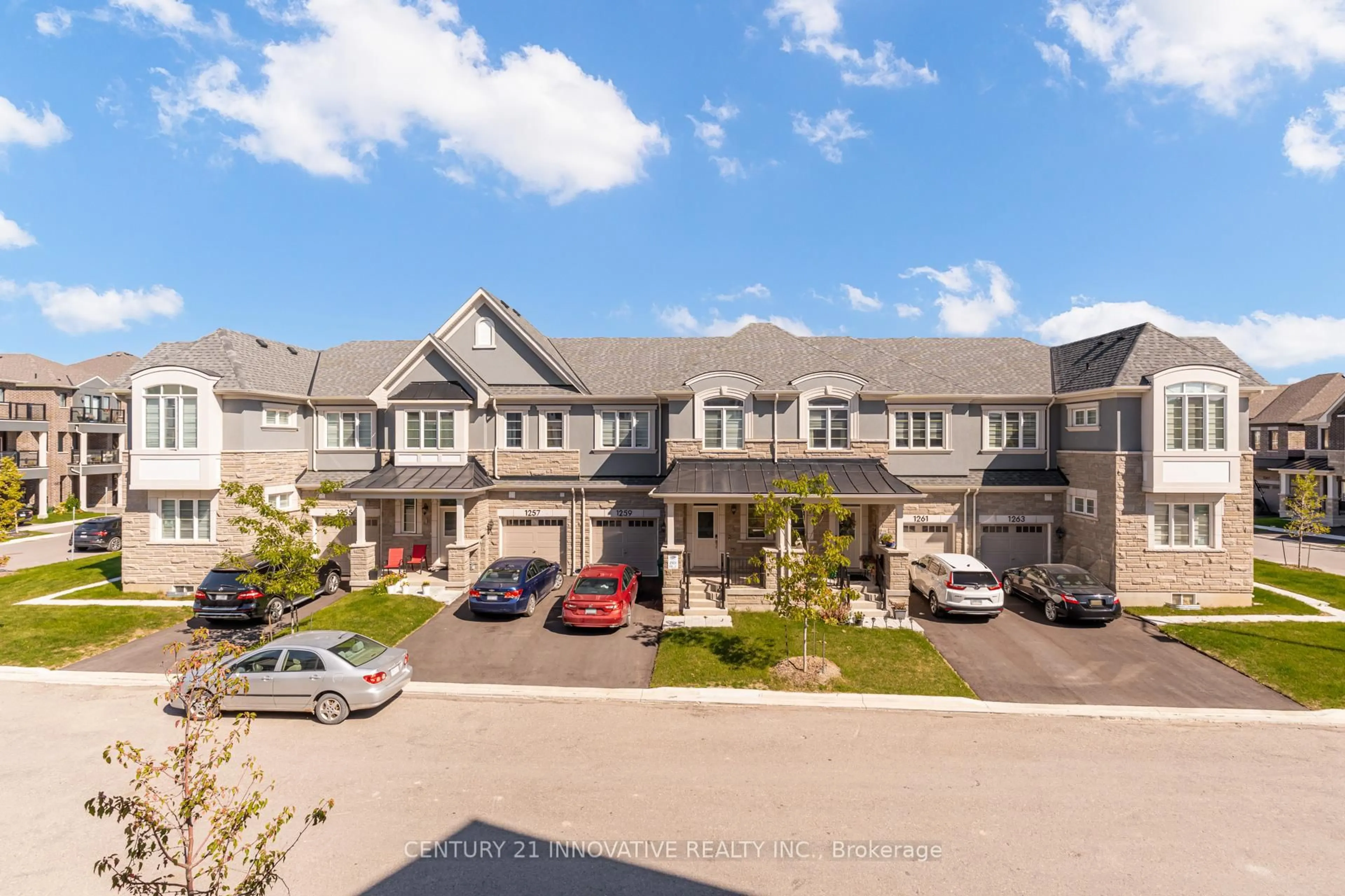 A pic from outside/outdoor area/front of a property/back of a property/a pic from drone, unknown for 1258 Havelock Garden, Milton Ontario L9T 6H8