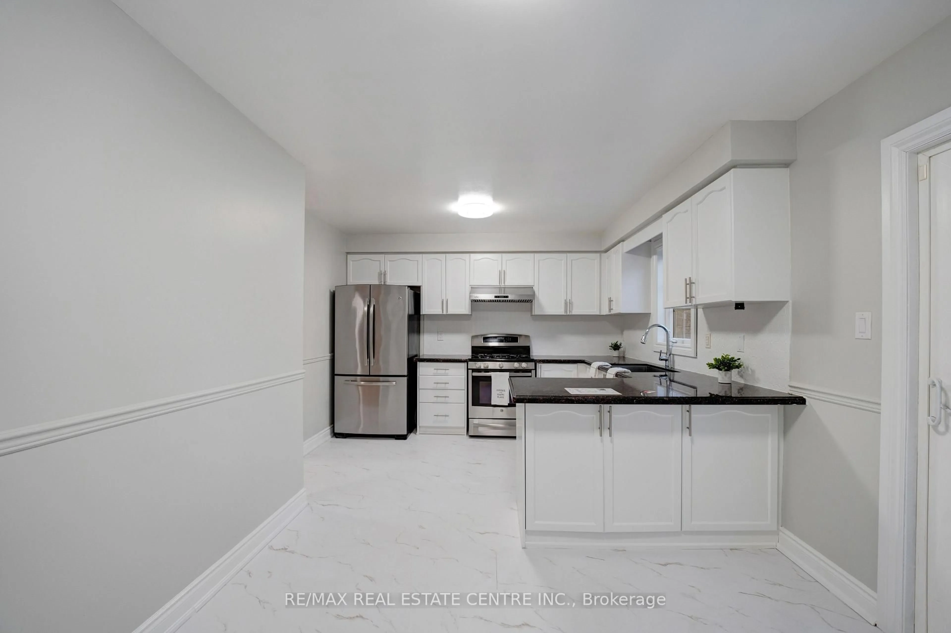 Standard kitchen, unknown for 9 Amethyst Circ, Brampton Ontario L6P 0Z7