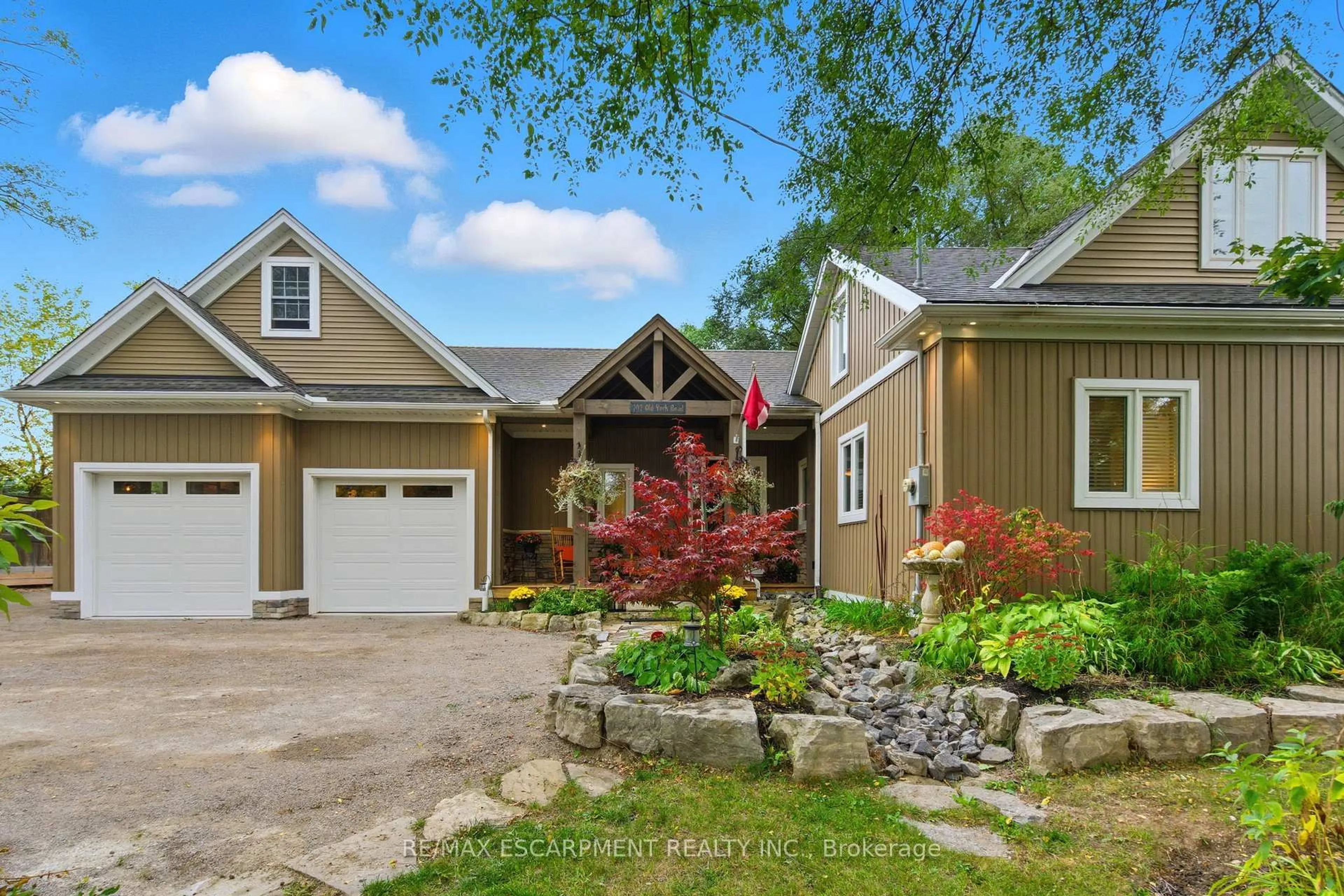 Home with vinyl exterior material, unknown for 792 Old York Rd, Burlington Ontario L7P 4X9