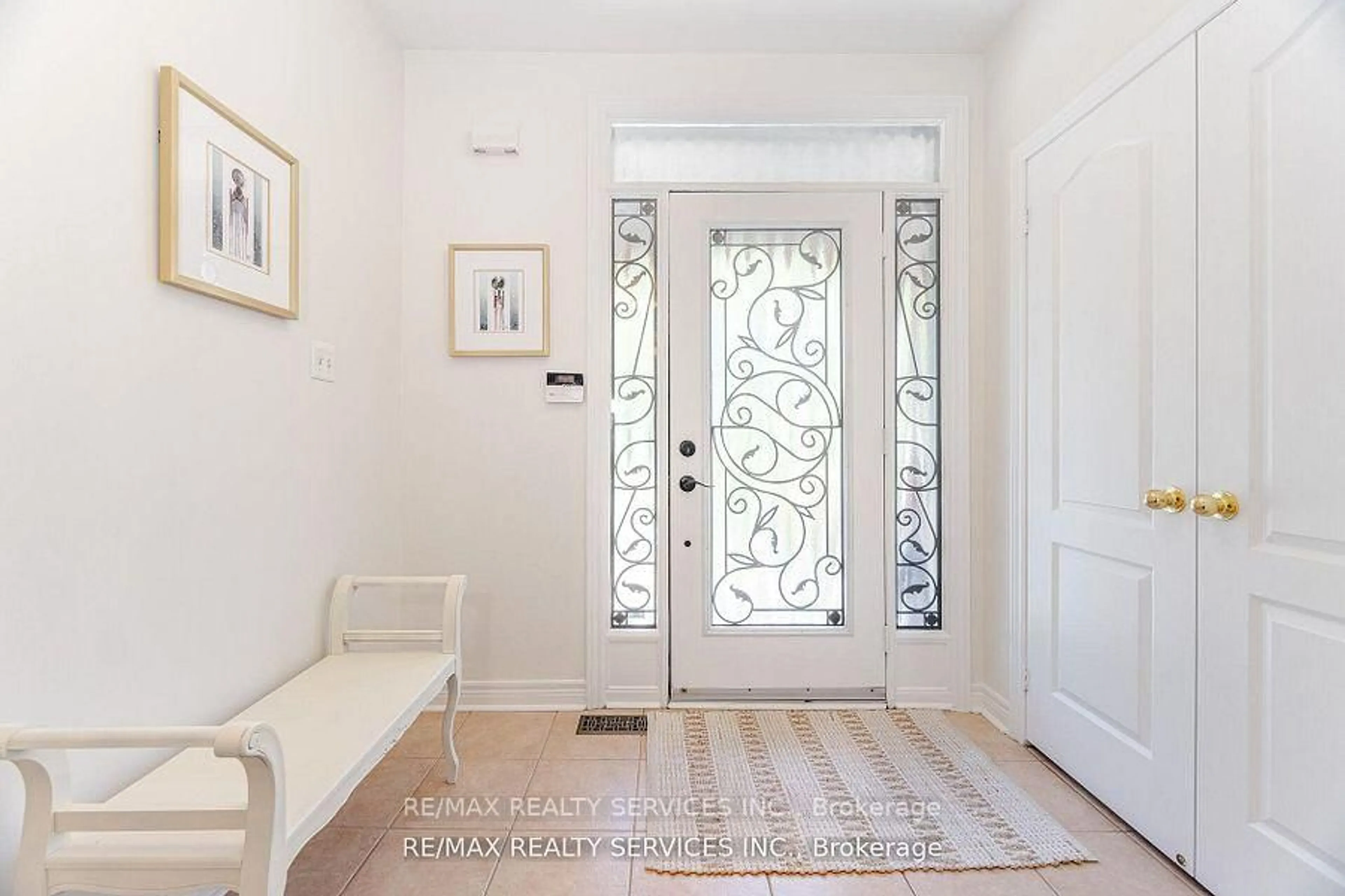 Indoor entryway for 105 Sugarhill Dr, Brampton Ontario L7A 3X3