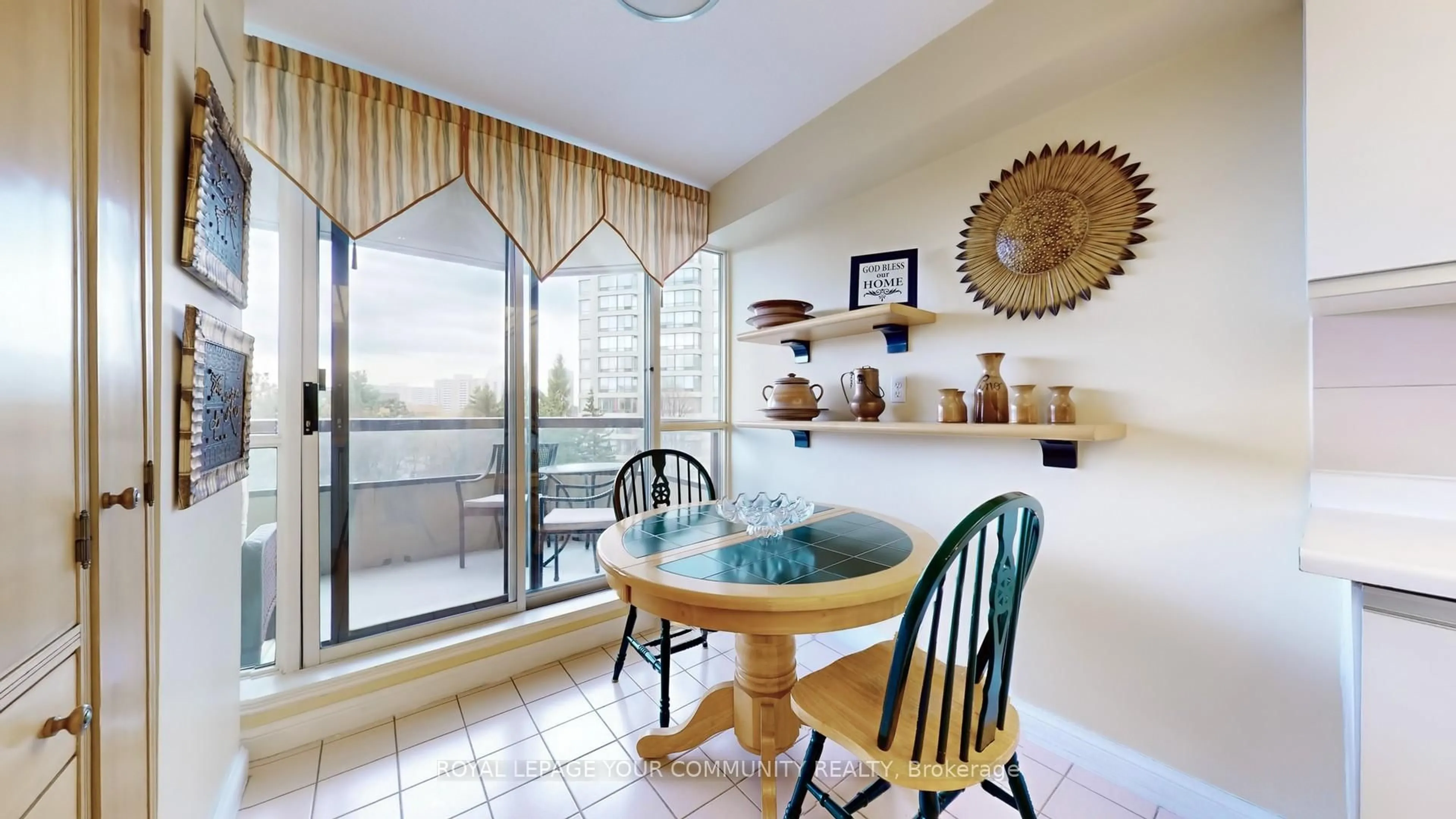Dining room, ceramic/tile floor for 24 Hanover Rd #404, Brampton Ontario L6S 5K8