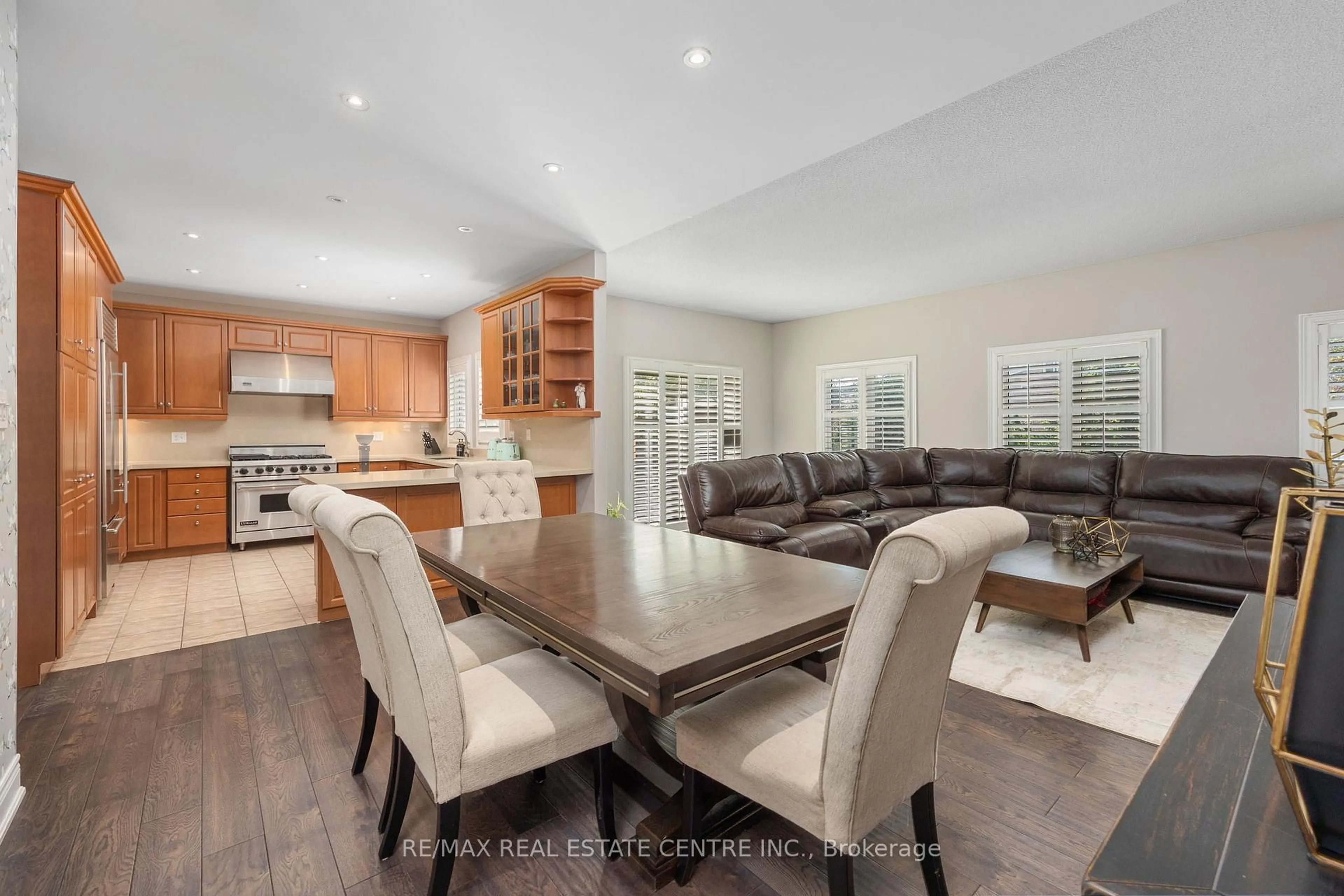 Open concept kitchen, unknown for 2388 Eight Line, Oakville Ontario L5H 6S9