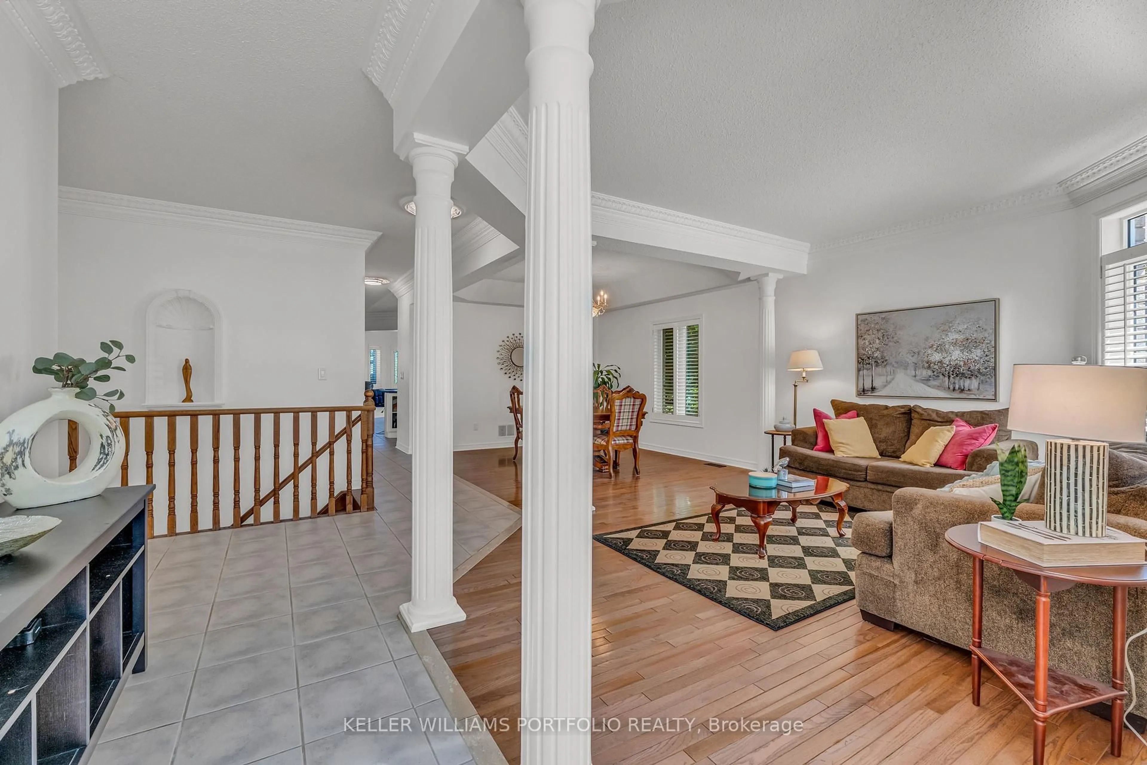 Indoor foyer for 8 Vista View Crt, Caledon Ontario L7C 1E1