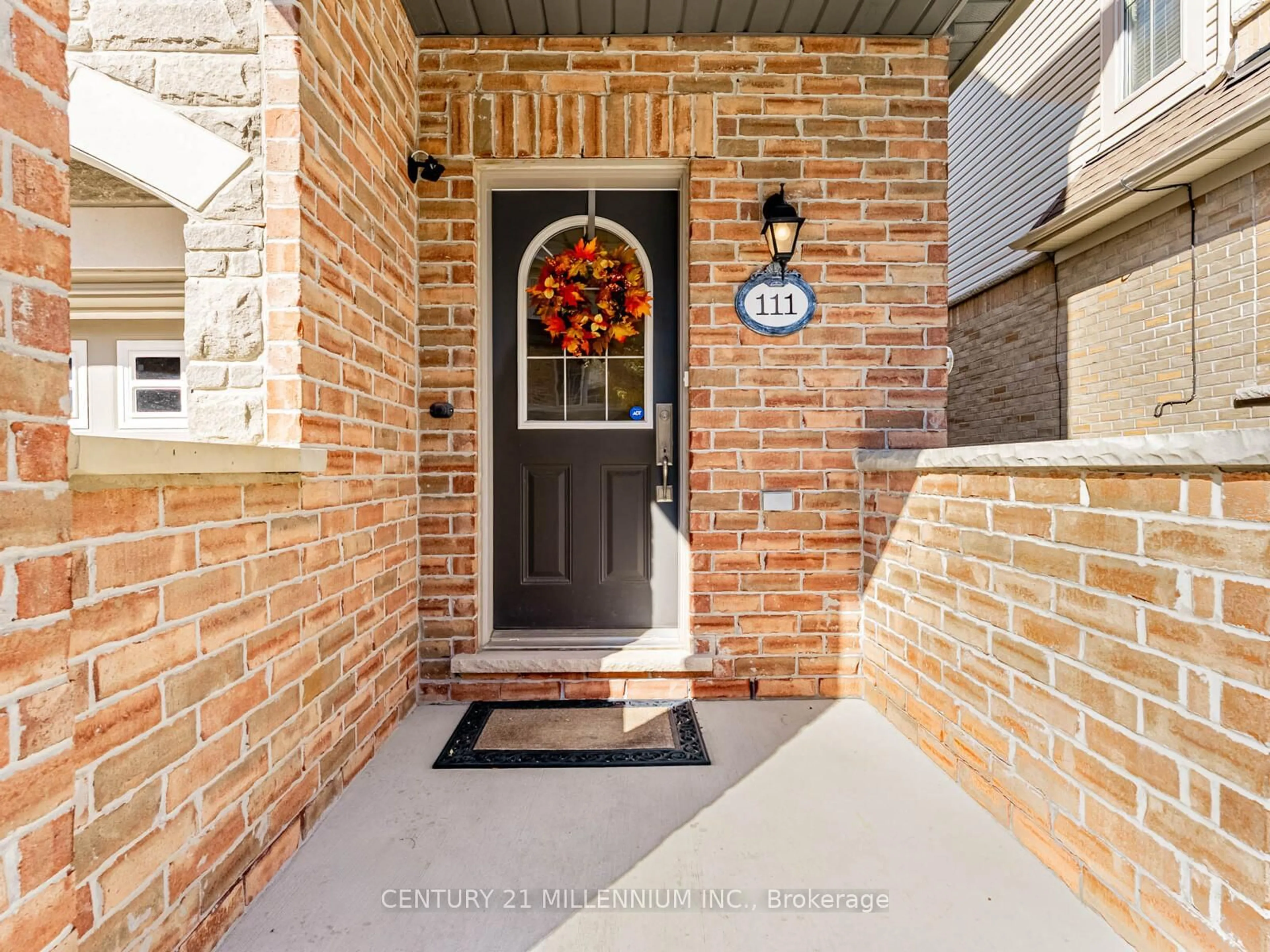 Indoor entryway for 111 Cedar Lake Cres, Brampton Ontario L6Y 0R1