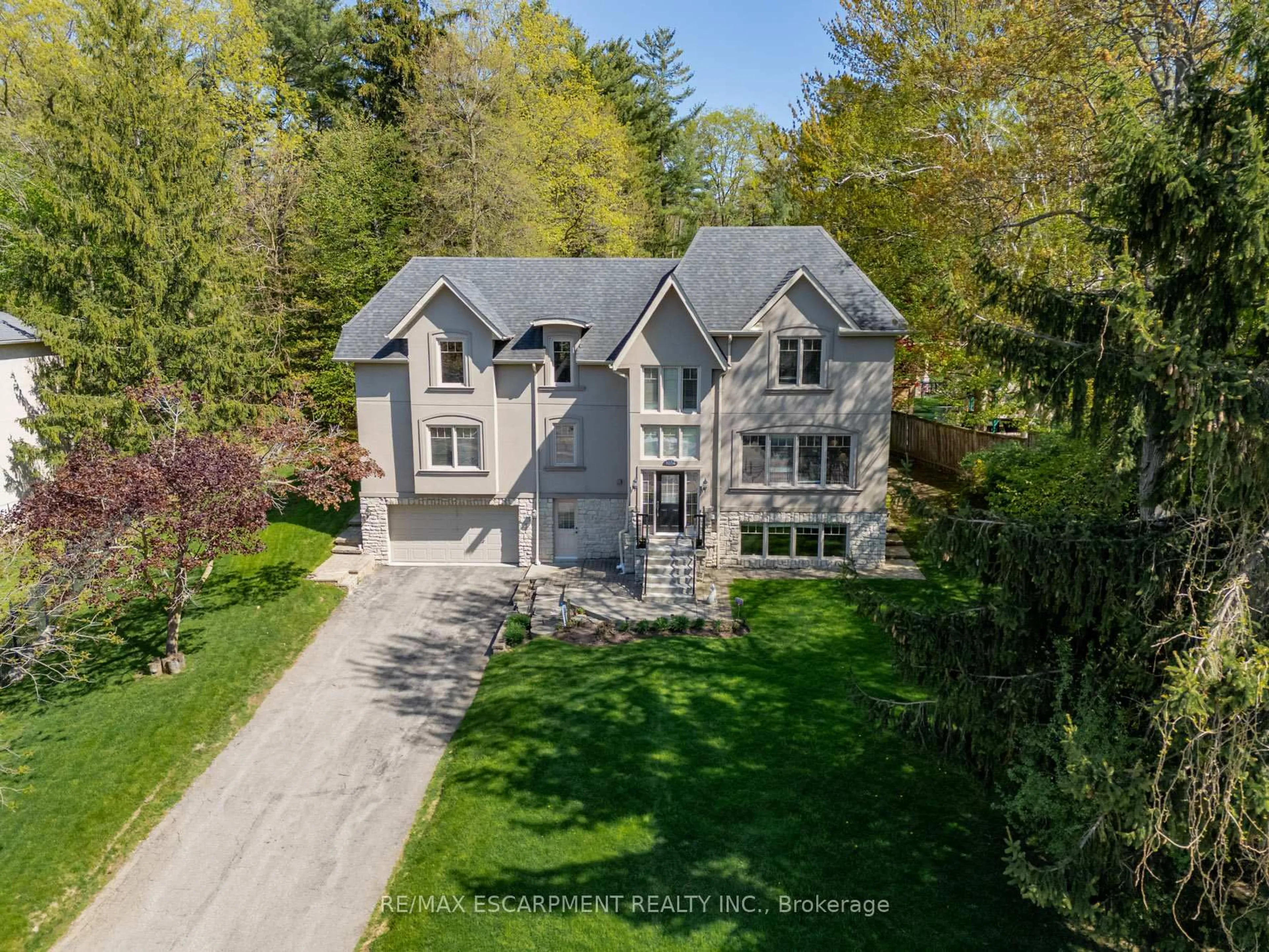 A pic from outside/outdoor area/front of a property/back of a property/a pic from drone, street for 1034 Lakeshore Rd, Mississauga Ontario L5H 4E8