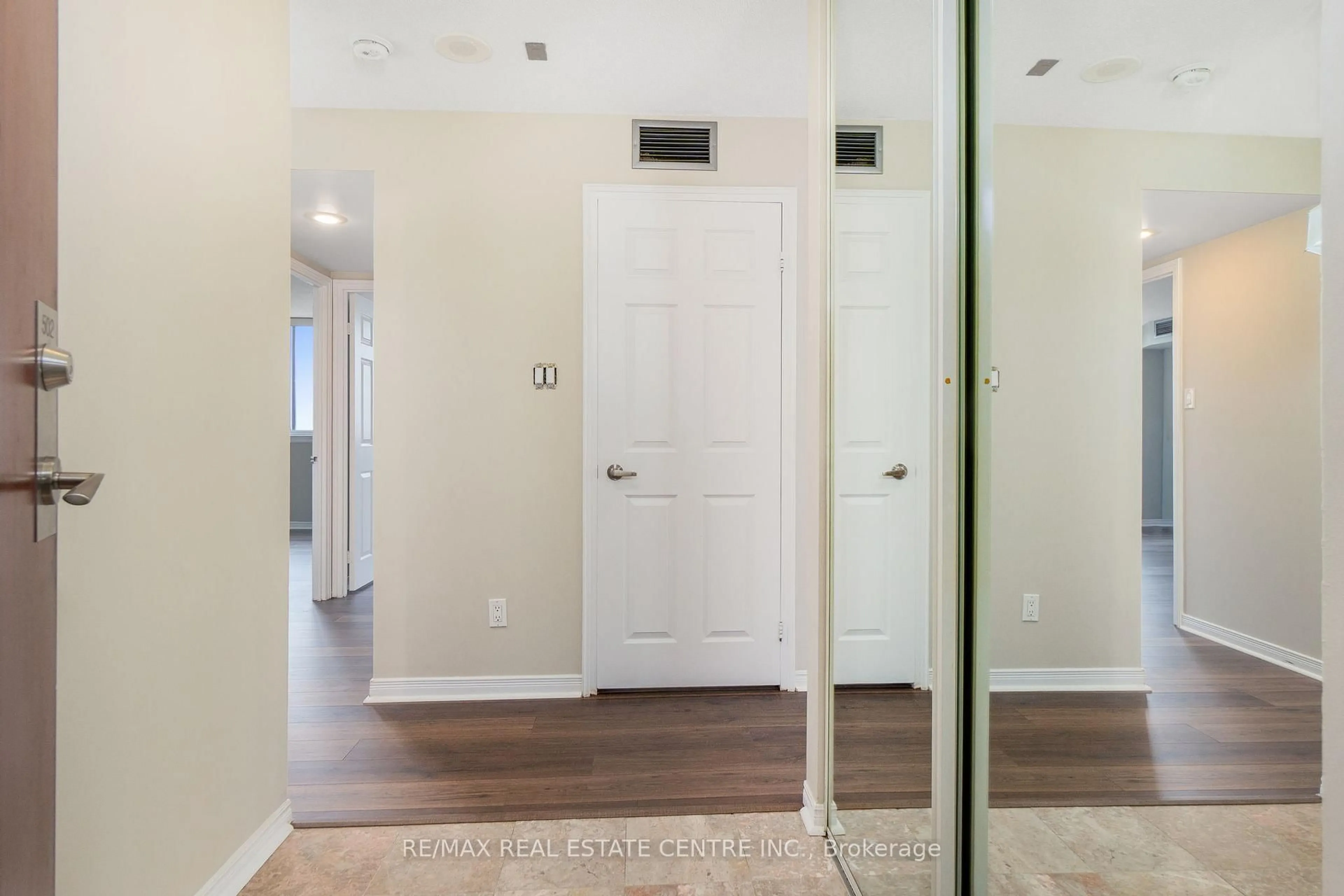 Indoor entryway for 880 Dundas St #502, Mississauga Ontario L5C 4H3
