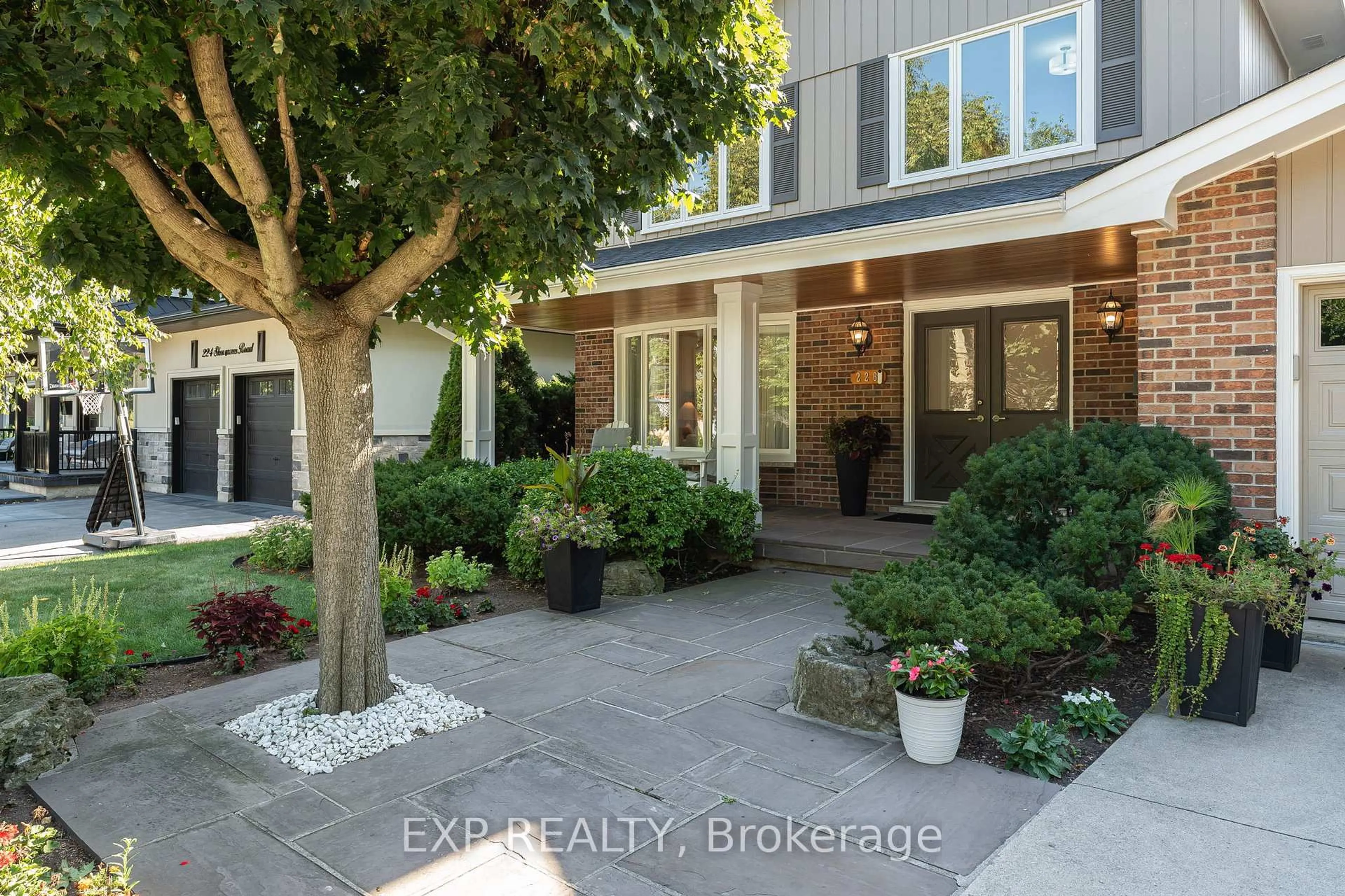 Indoor entryway for 226 Shoreacres Rd, Burlington Ontario L7L 2H2