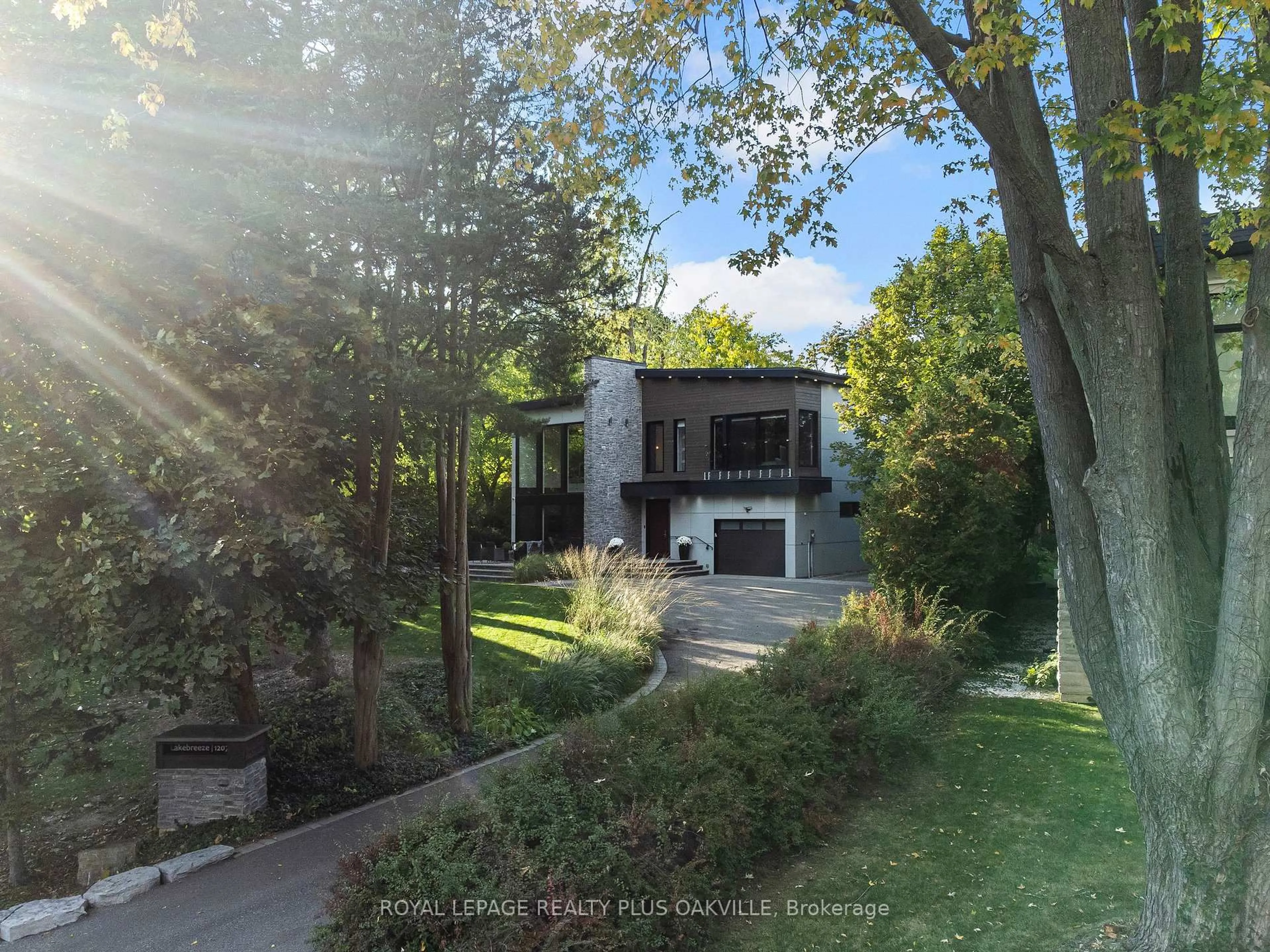 A pic from outside/outdoor area/front of a property/back of a property/a pic from drone, unknown for 1207 Stirling Dr, Oakville Ontario L6L 1E5