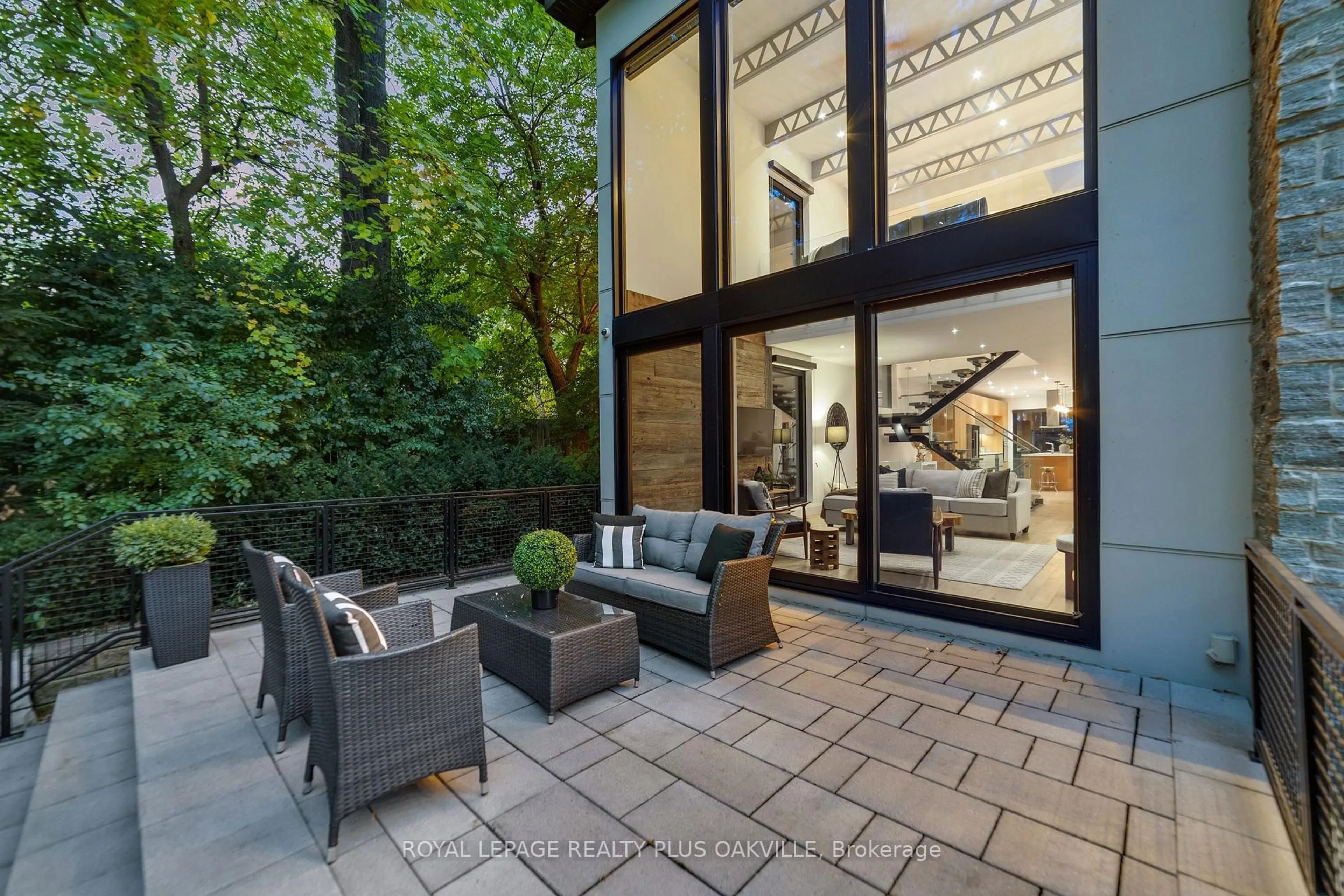 Patio, street for 1207 Stirling Dr, Oakville Ontario L6L 1E5