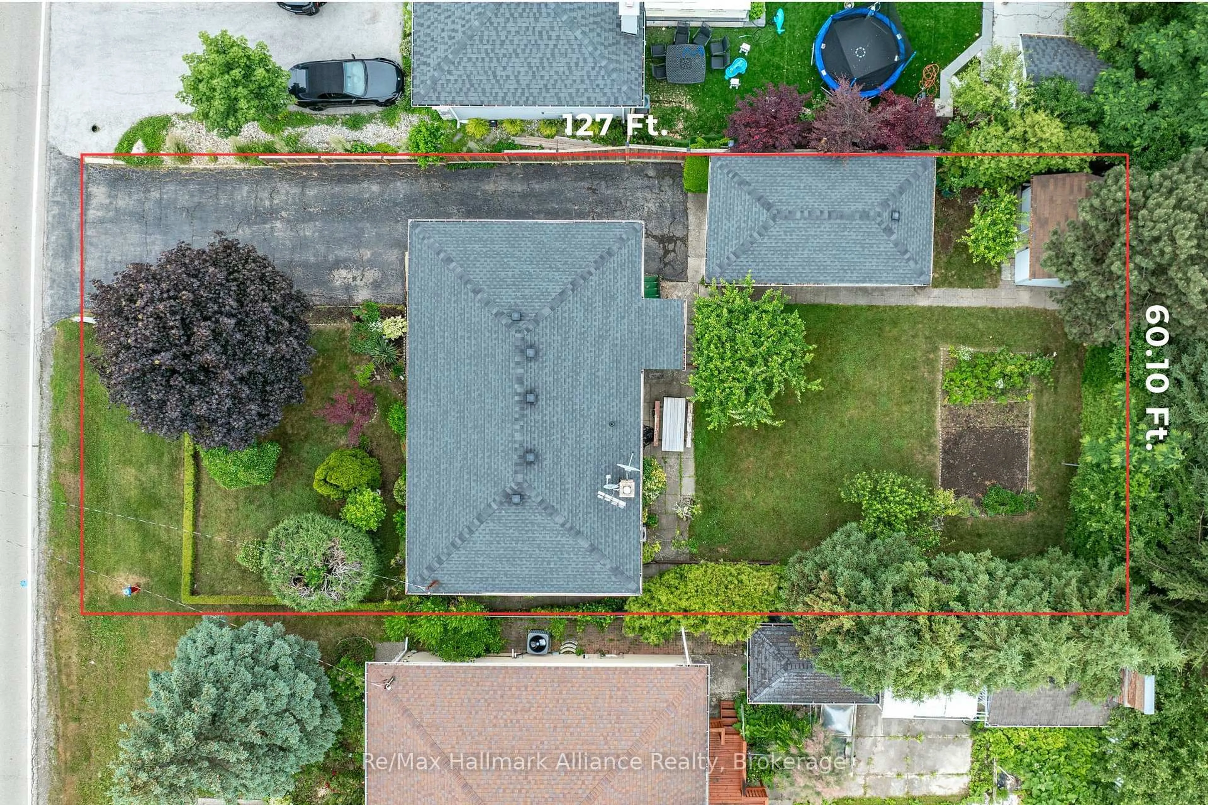 A pic from outside/outdoor area/front of a property/back of a property/a pic from drone, street for 543 Pinegrove Rd, Oakville Ontario L6K 2C2