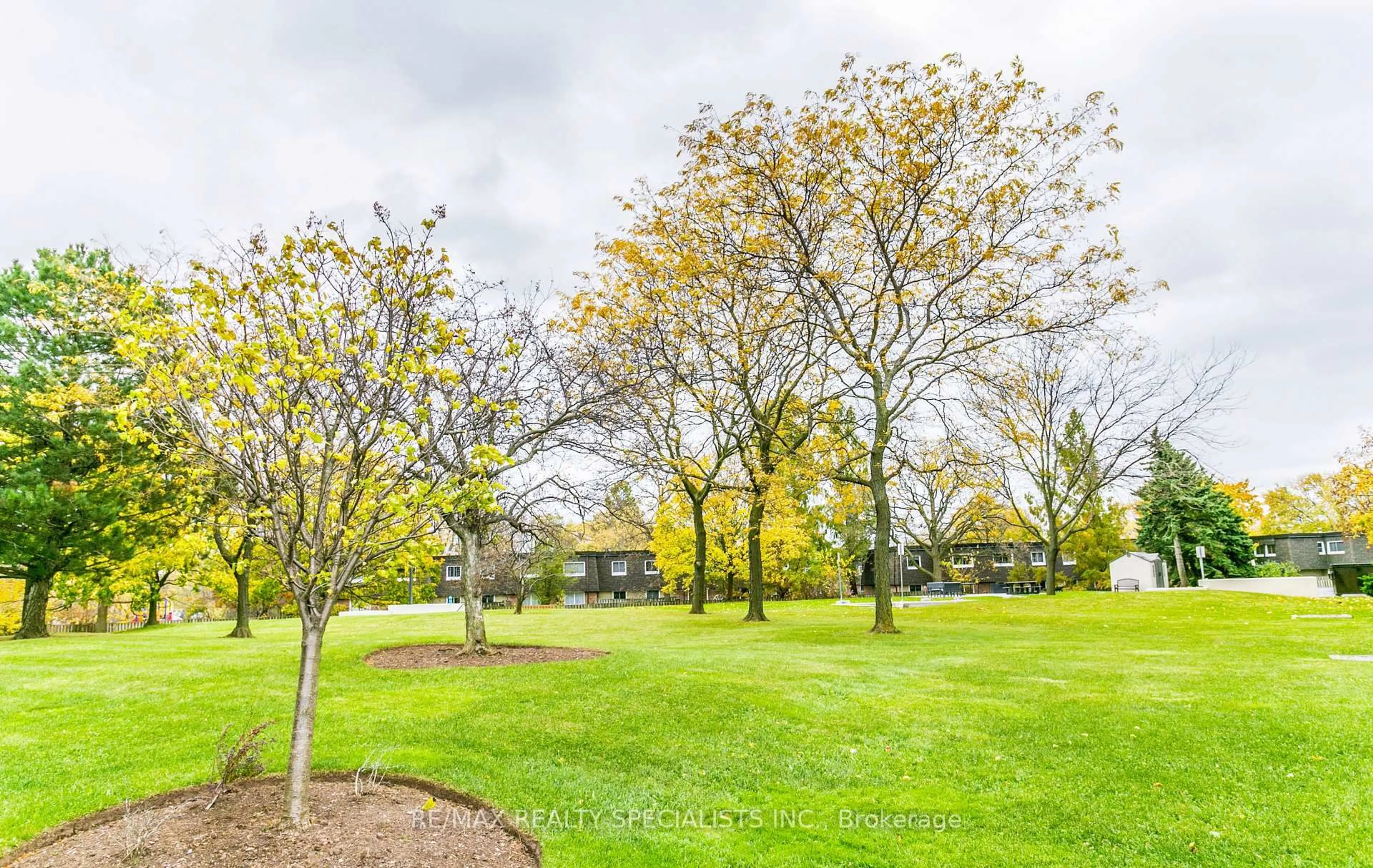 A pic from outside/outdoor area/front of a property/back of a property/a pic from drone, forest/trees view for 5080 Pinedale Ave #403, Burlington Ontario L7L 5V7