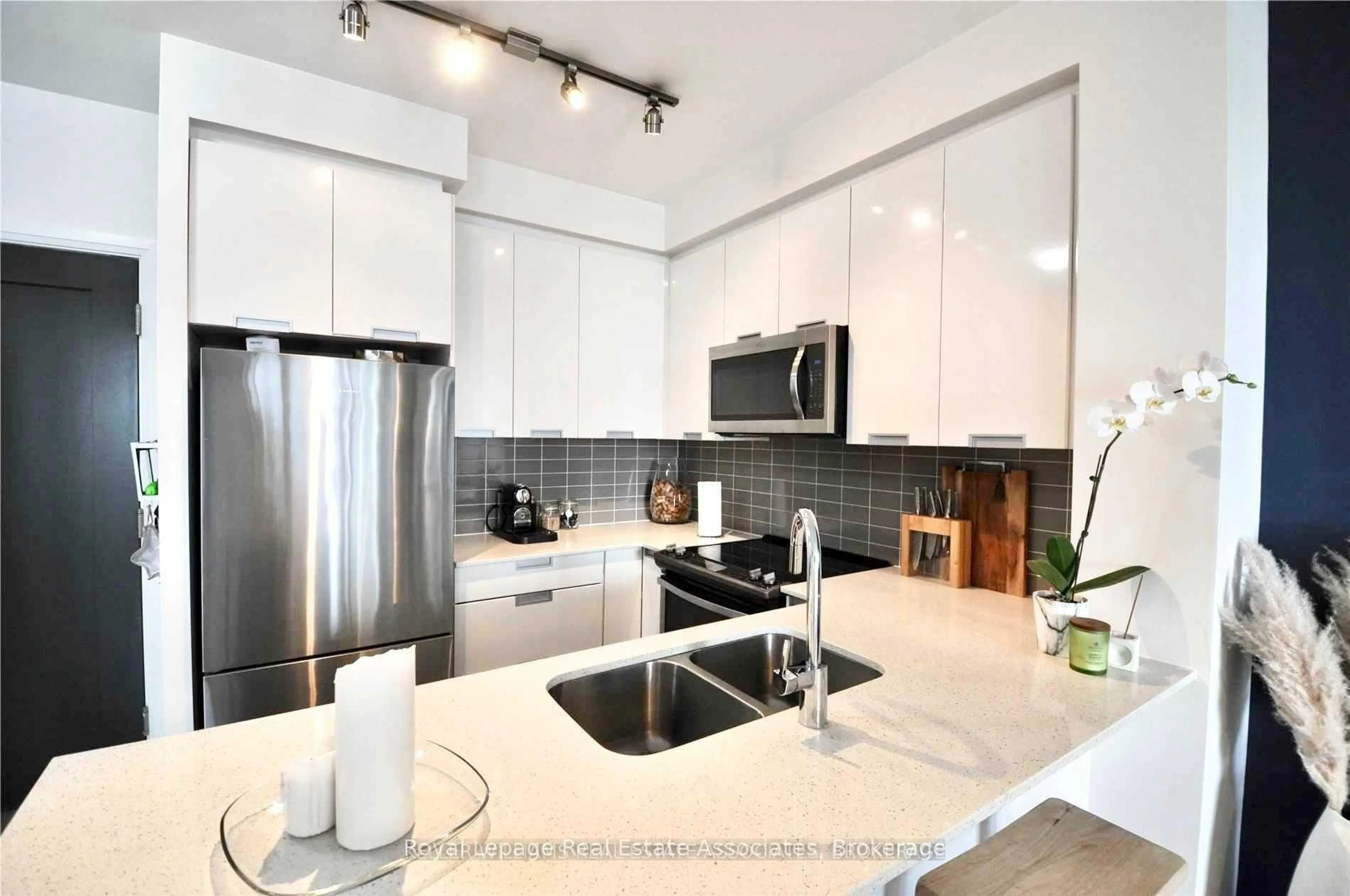 Contemporary kitchen, unknown for 5033 Four Springs Ave #1416, Mississauga Ontario L5R 0G6