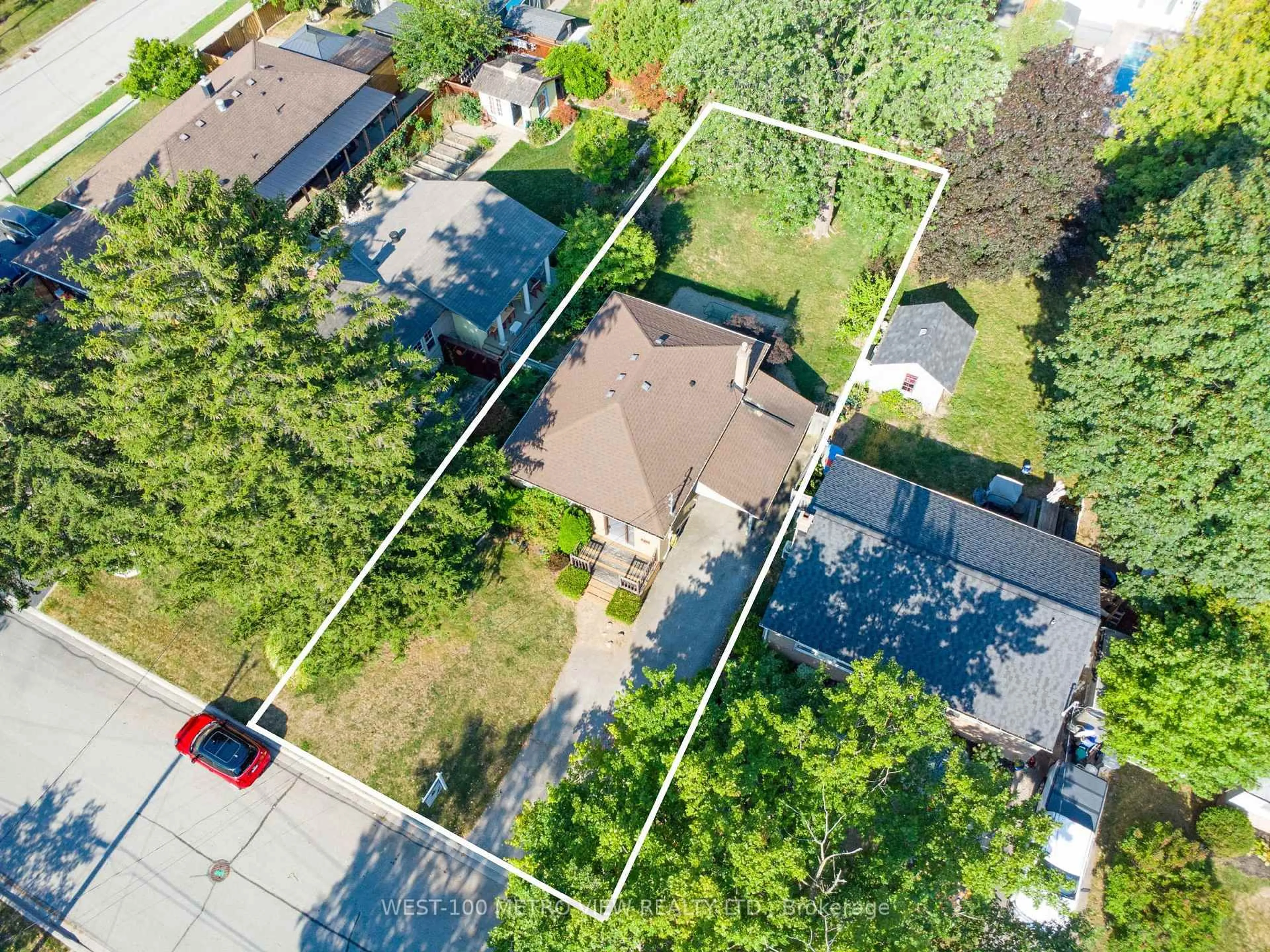 A pic from outside/outdoor area/front of a property/back of a property/a pic from drone, street for 365 George St, Milton Ontario L9T 1T2