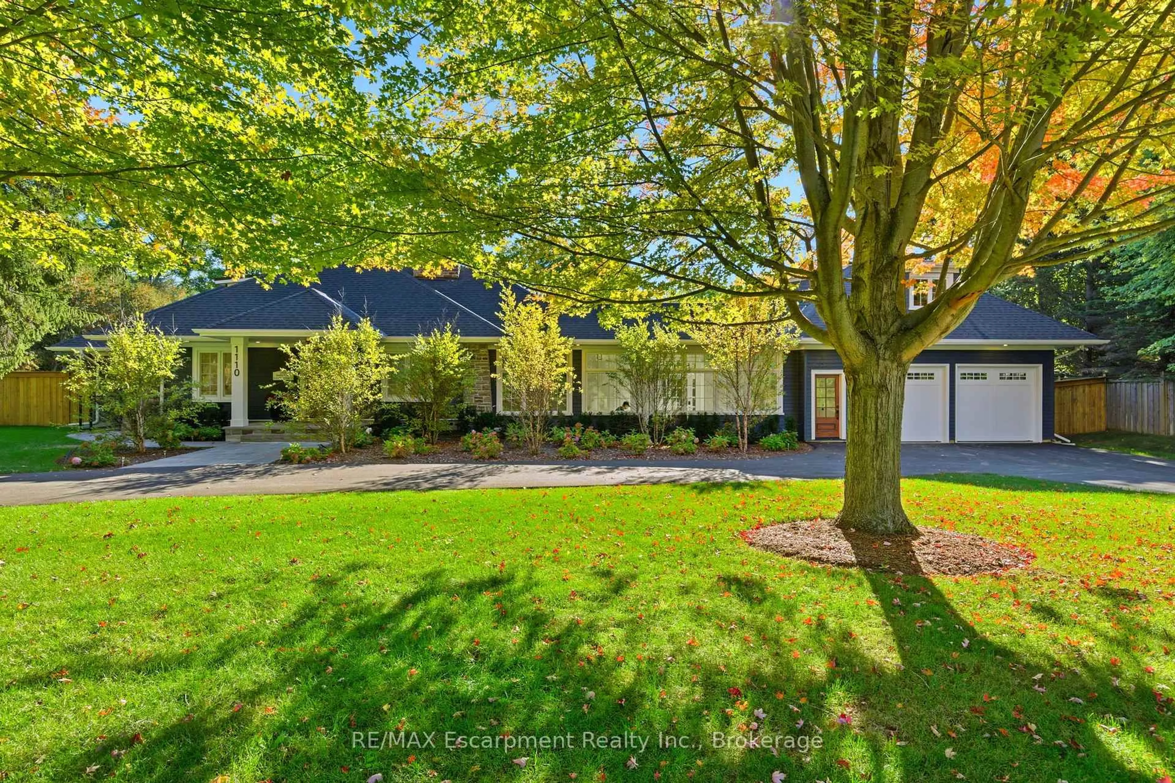 A pic from outside/outdoor area/front of a property/back of a property/a pic from drone, street for 1110 Lakeshore Rd, Oakville Ontario L6L 1G1
