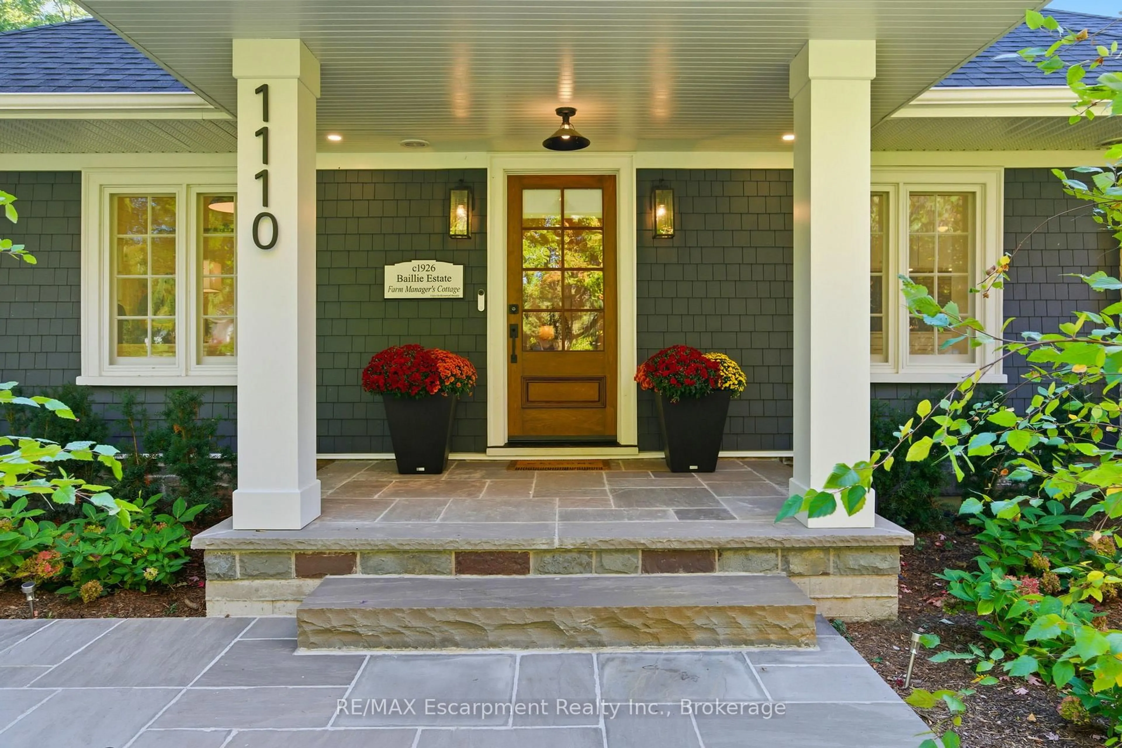Indoor entryway for 1110 Lakeshore Rd, Oakville Ontario L6L 1G1