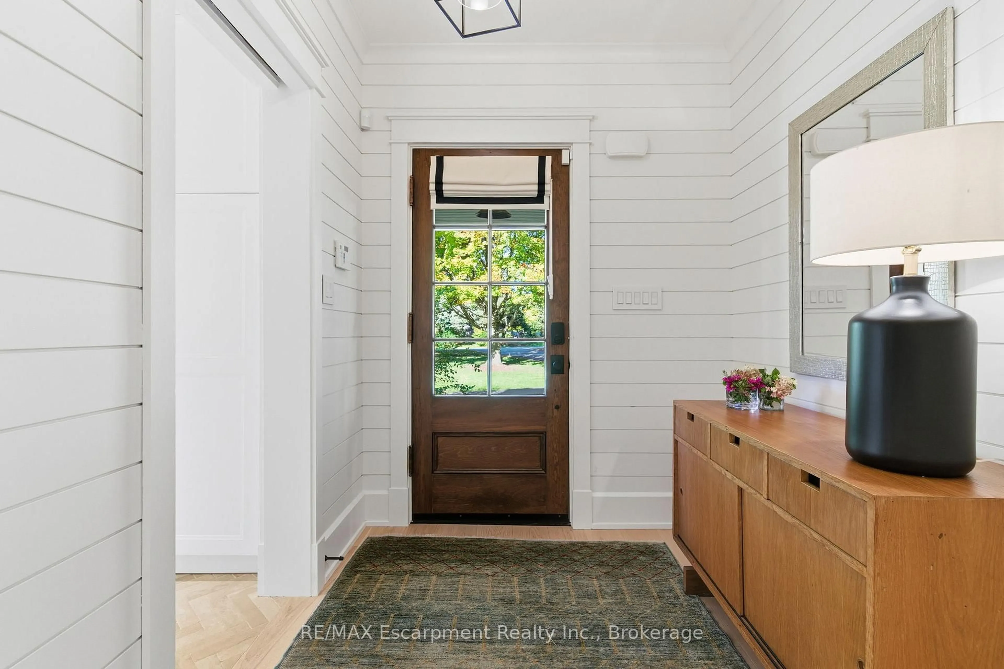 Indoor entryway for 1110 Lakeshore Rd, Oakville Ontario L6L 1G1